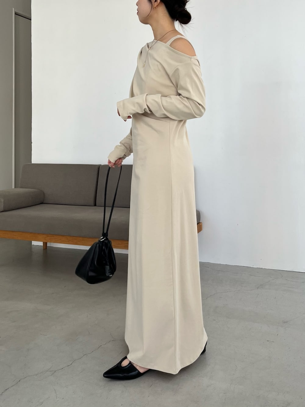 ベージュ系のワンピース、ブラック系のパンプスを着用したレディースの春コーディネートの3枚目の写真