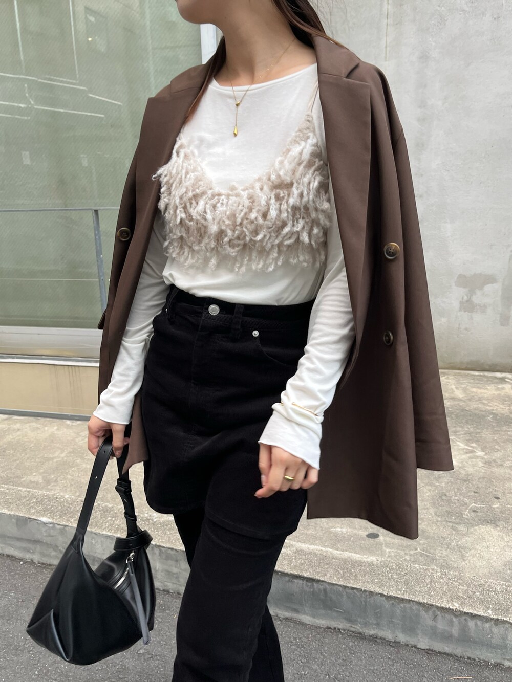 ベージュ系のTシャツ/カットソー、ブラック系のスカート、ブラック系のその他パンツを着用したレディースの夏コーディネートの3枚目の写真