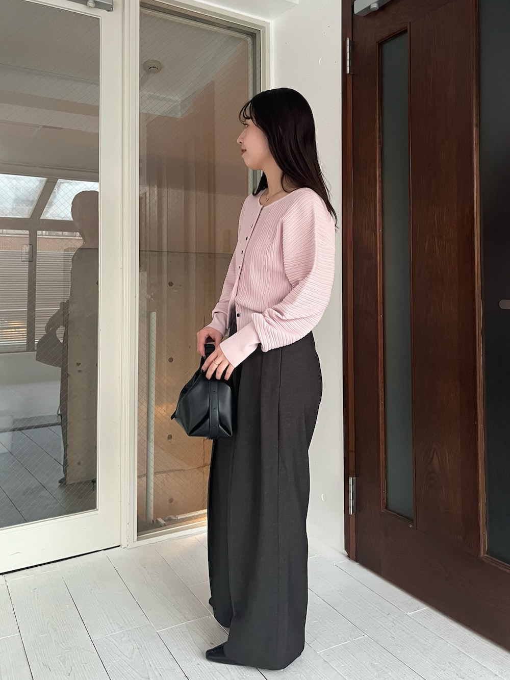 ピンク系のカーディガン/ボレロ、ブラック系のその他パンツ、ブラック系のショルダーバッグを着用したレディースの春コーディネートの4枚目の写真