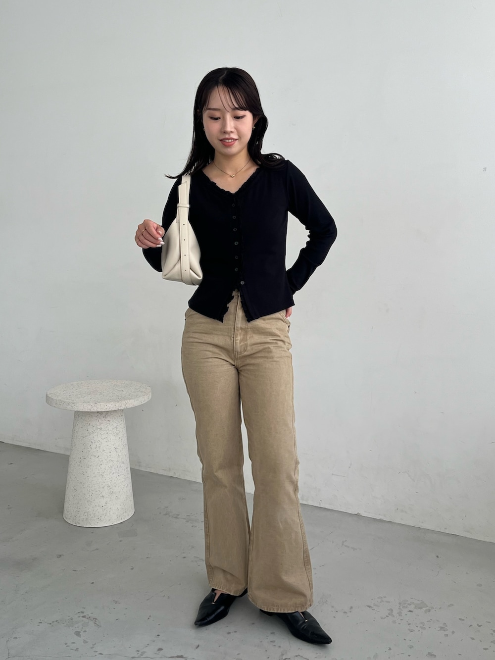 ブラック系のTシャツ/カットソー、ベージュ系のその他パンツ、ブラック系のその他シューズを着用したレディースの秋コーディネートの3枚目の写真
