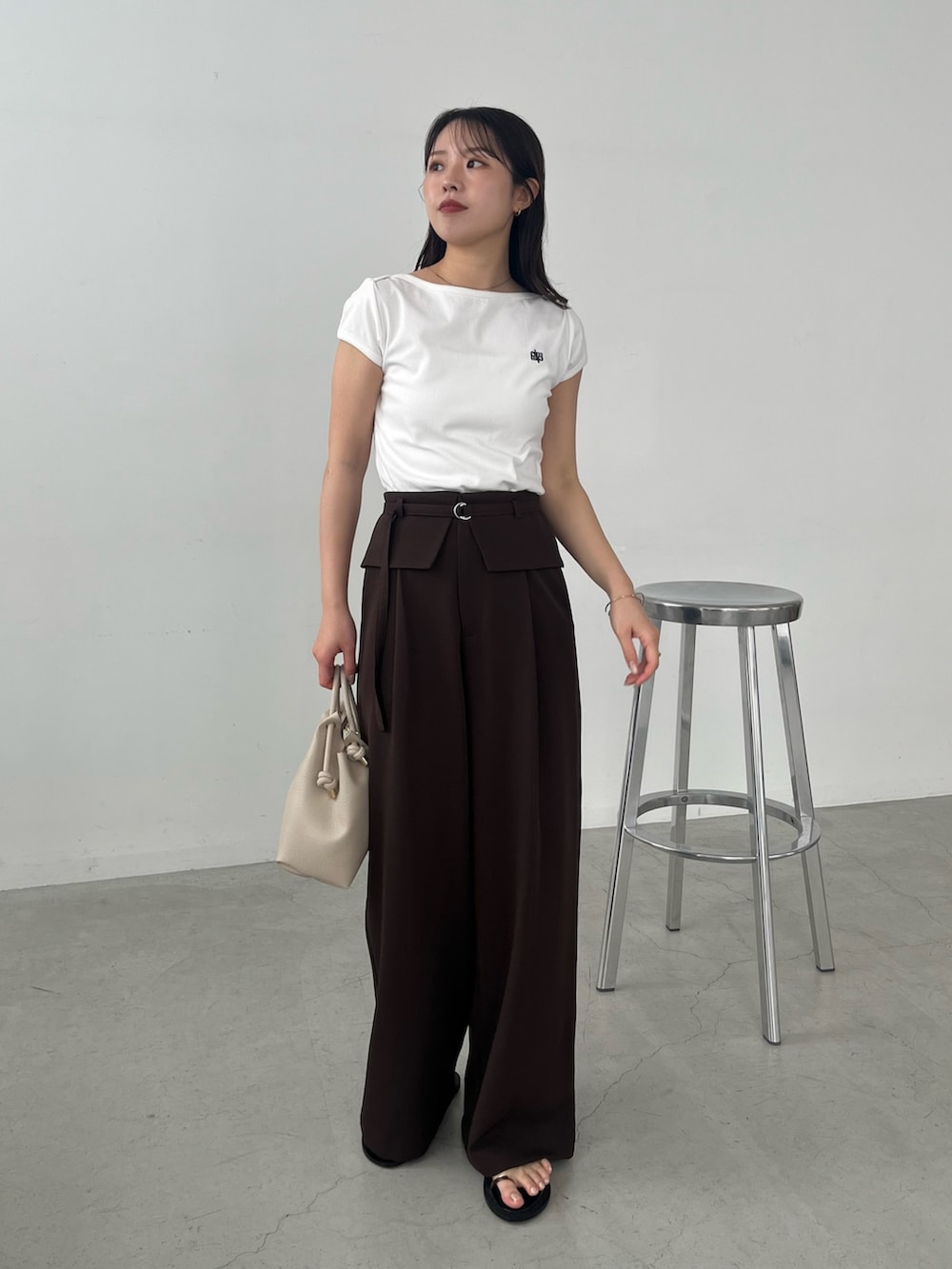 ホワイト系のTシャツ/カットソー、ブラウン系のその他パンツ、ブラック系のパンプスを着用したレディースの夏コーディネートの2枚目の写真