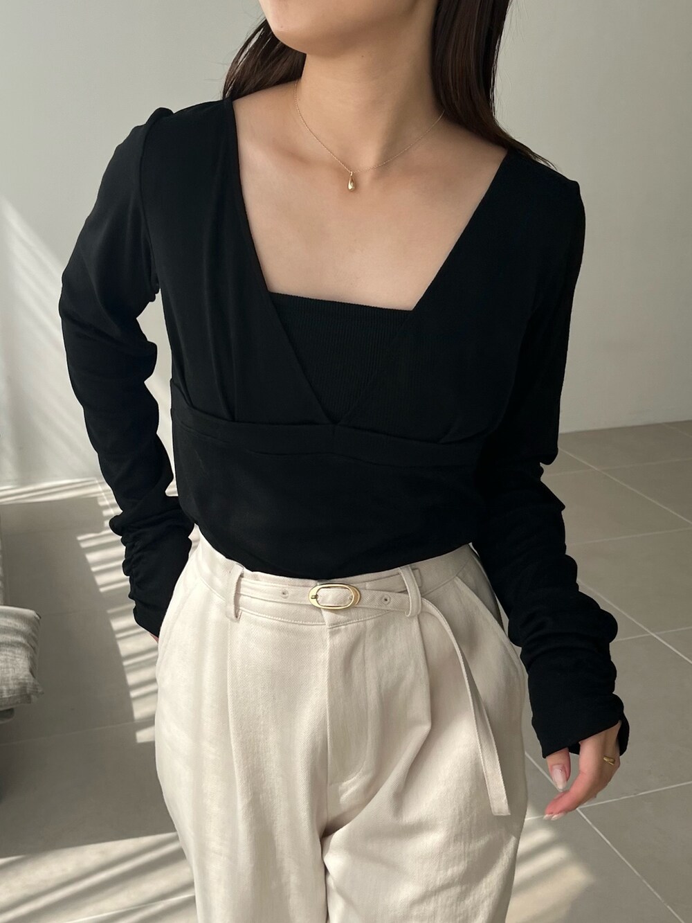 ブラック系のTシャツ/カットソー、ホワイト系のその他パンツ、ブラック系のパンプスを着用したレディースの夏コーディネートの3枚目の写真