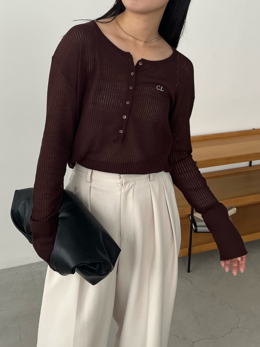 ブラウン系のニット/セーター、ホワイト系のその他パンツ、ブラック系のパンプスを着用したレディースの夏コーディネートの5枚目の写真