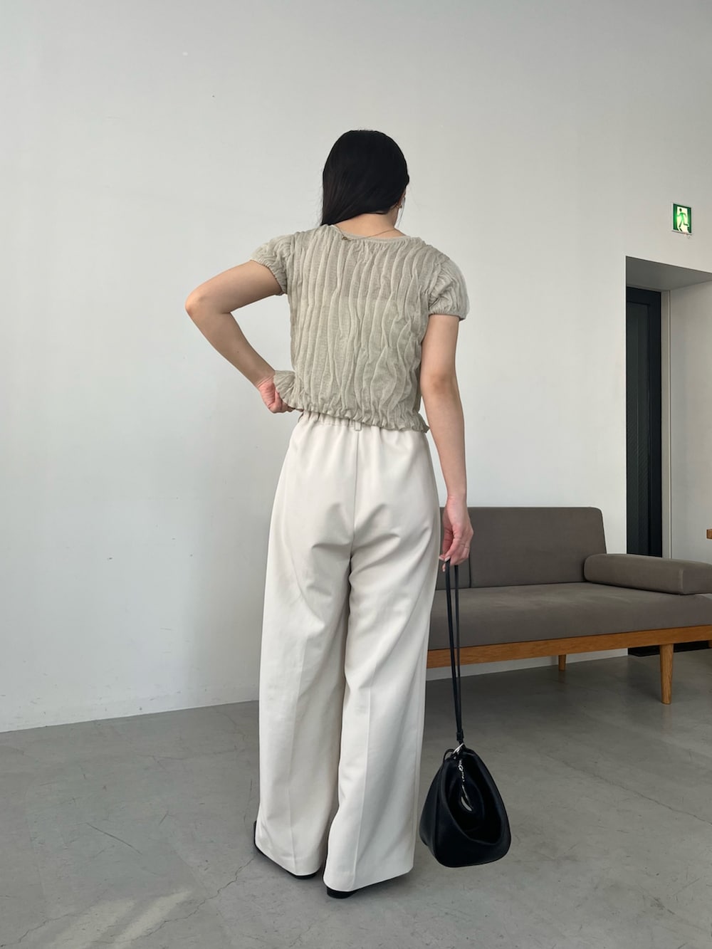 ベージュ系のカーディガン/ボレロ、ホワイト系のその他パンツを着用したレディースの春コーディネートの3枚目の写真