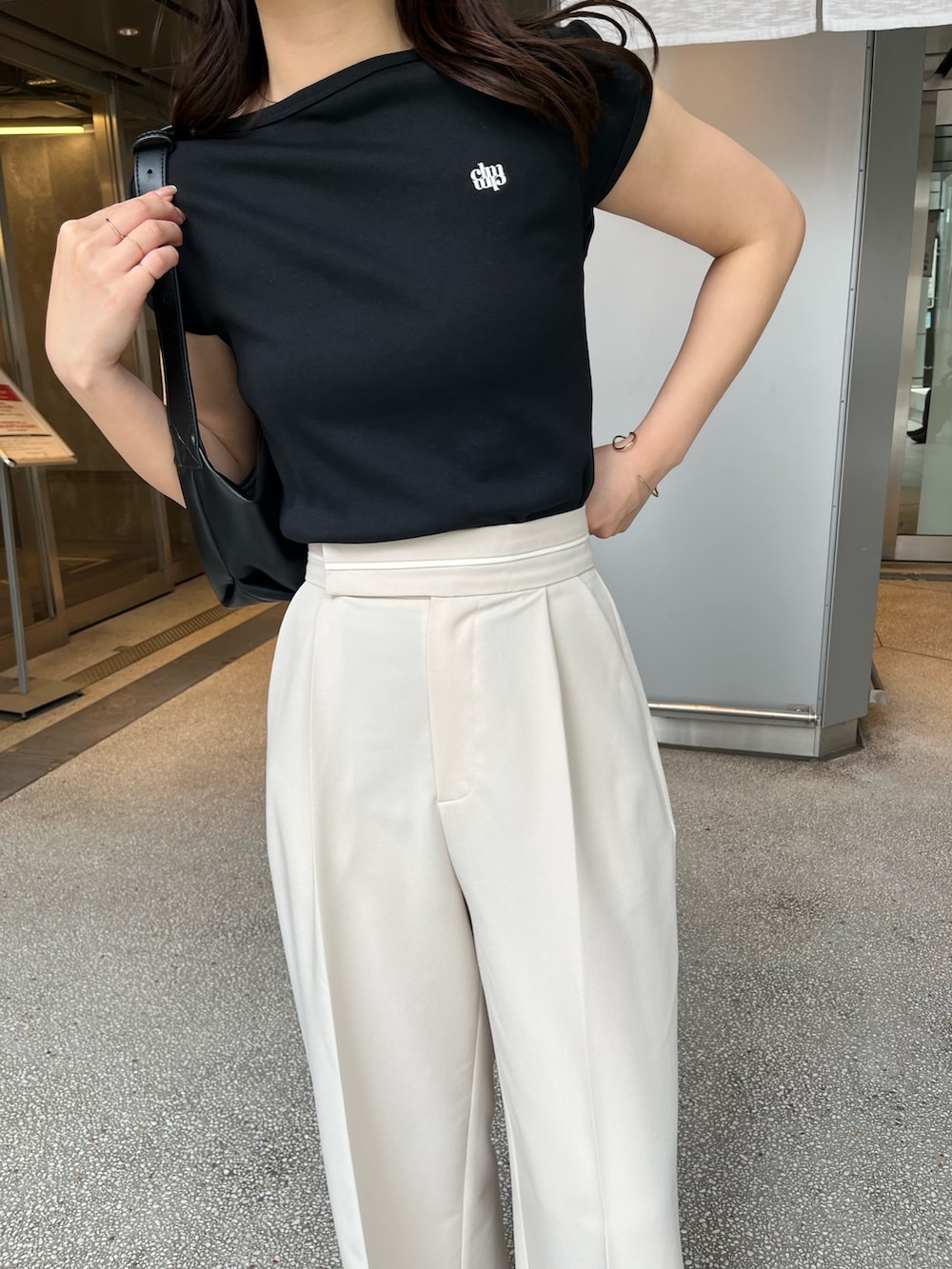 ブラック系のTシャツ/カットソー、ホワイト系のその他パンツ、ブラック系のサンダルを着用したレディースの夏コーディネートの3枚目の写真