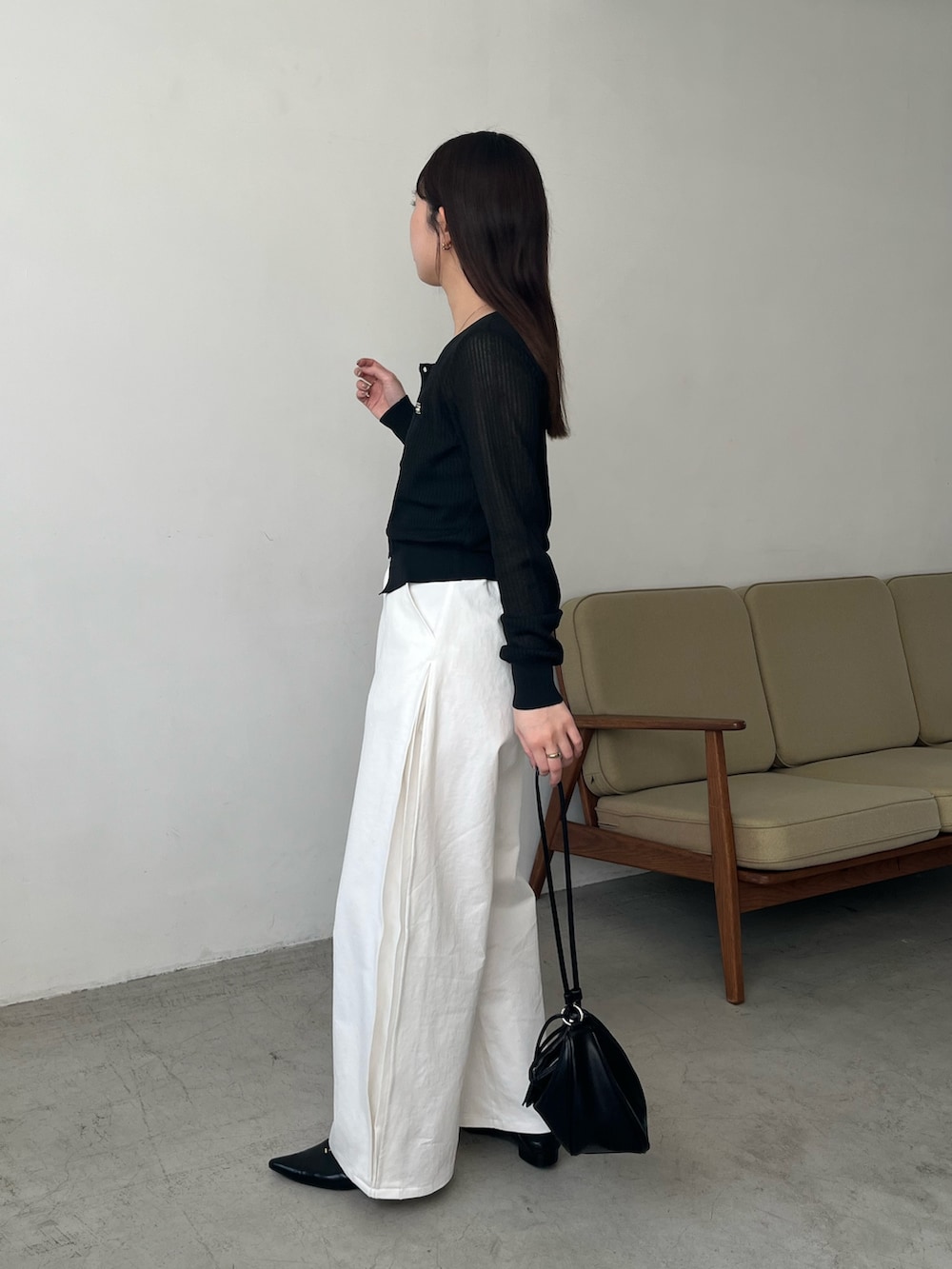 ブラック系のカーディガン/ボレロ、ホワイト系のその他パンツ、ブラック系のパンプスを着用したレディースの春コーディネートの4枚目の写真