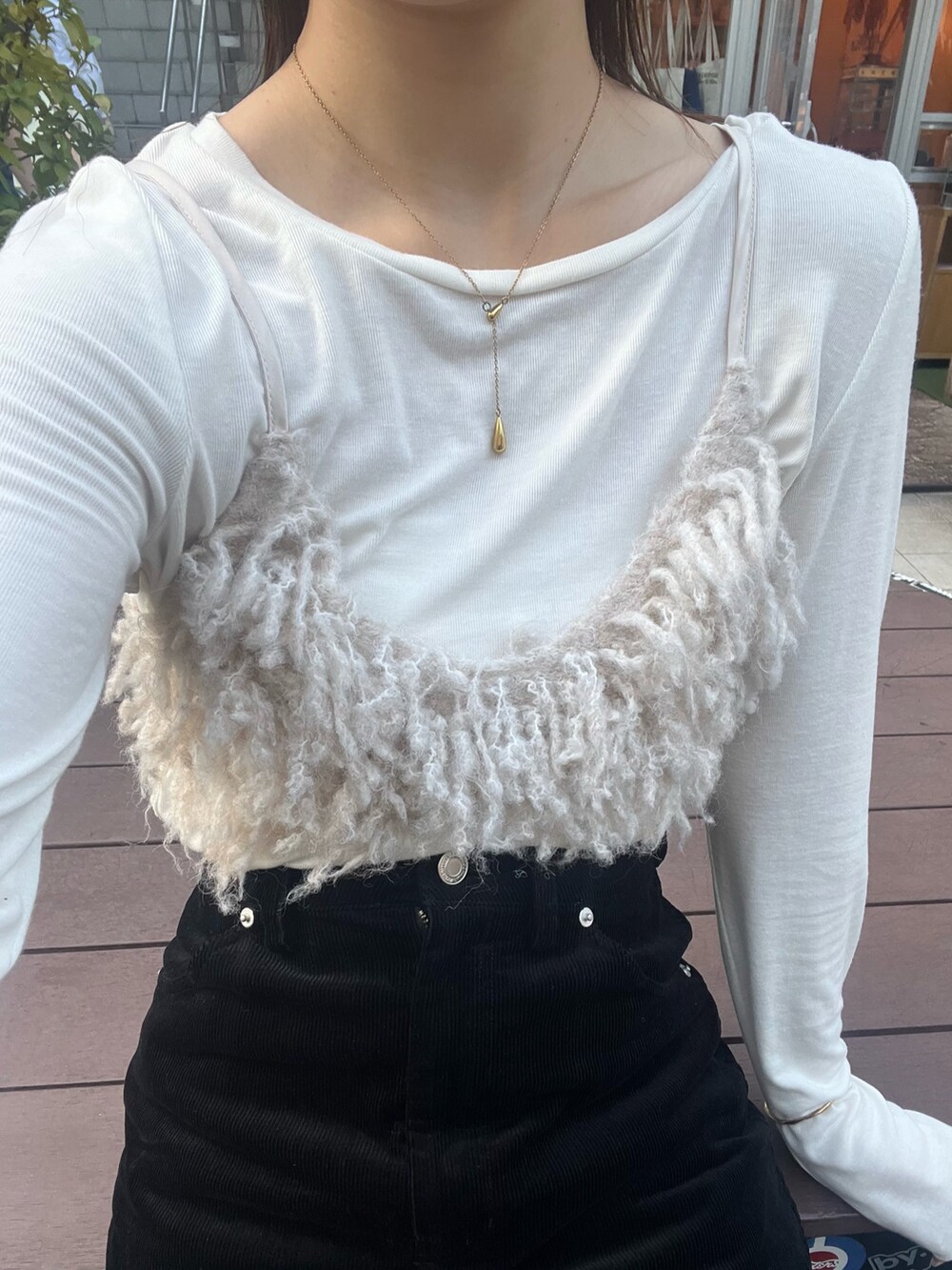 ベージュ系のTシャツ/カットソー、ブラック系のスカート、ブラック系のその他パンツを着用したレディースの夏コーディネートの6枚目の写真