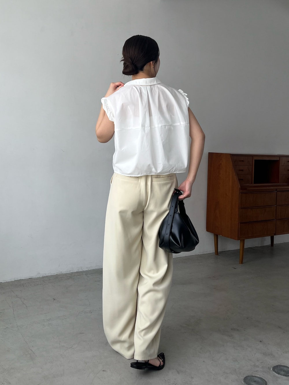 ホワイト系のシャツ/ブラウス、イエロー系のその他パンツ、ブラック系のサンダルを着用したレディースの夏コーディネートの4枚目の写真