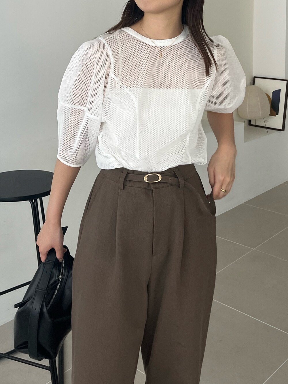 ホワイト系のシャツ/ブラウス、ブラウン系のその他パンツ、ブラック系のパンプスを着用したレディースの夏コーディネートの3枚目の写真