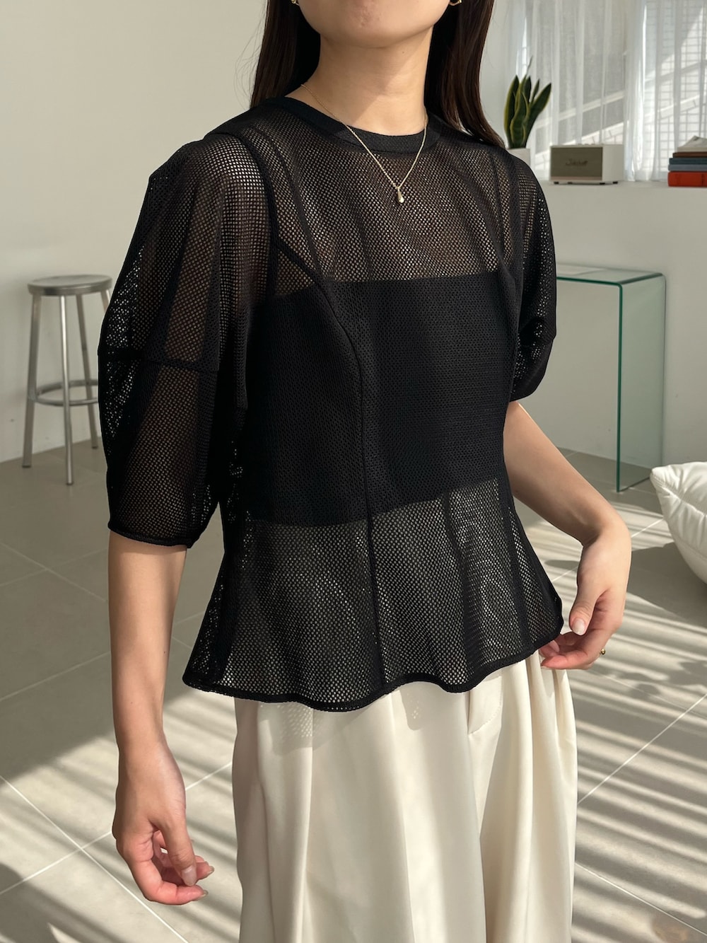 ブラック系のシャツ/ブラウス、ホワイト系のその他パンツ、ブラック系のパンプスを着用したレディースの夏コーディネートの2枚目の写真