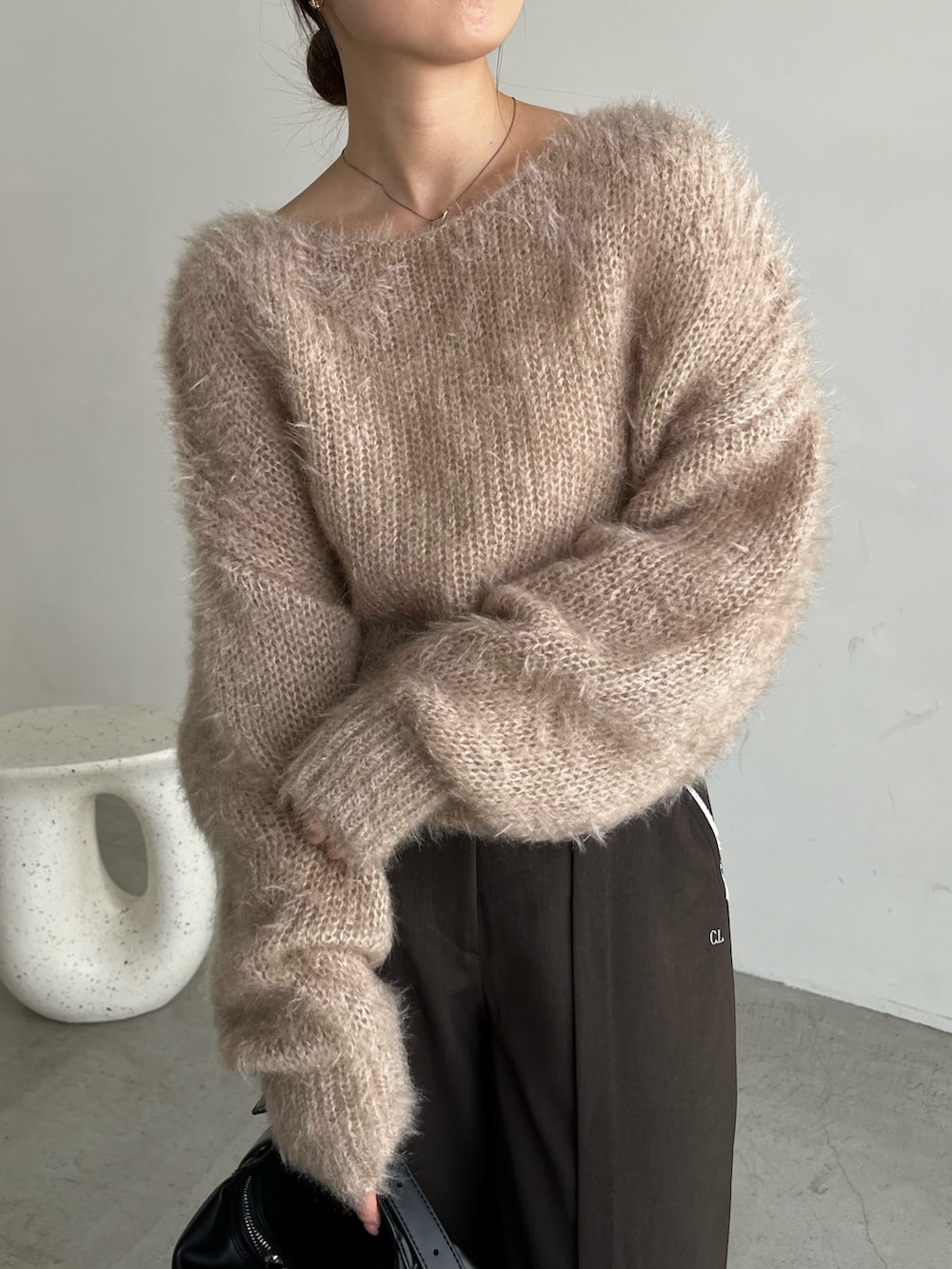 ベージュ系のニット/セーター、ブラウン系のその他パンツ、ブラック系のパンプスを着用したレディースの秋コーディネートの2枚目の写真