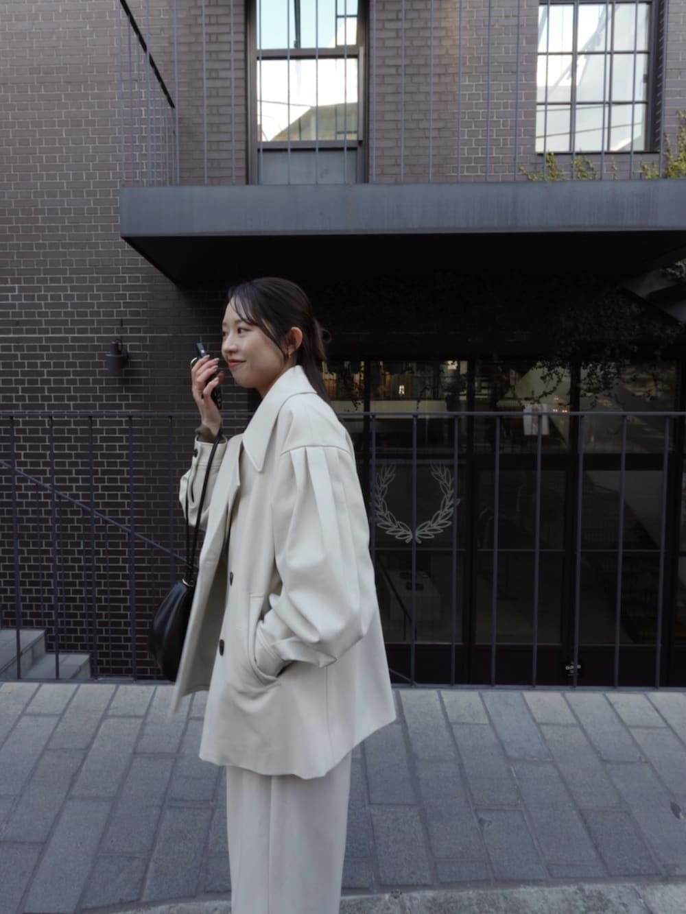 ホワイト系のその他アウター、ホワイト系のその他パンツ、ブラック系のローファーを着用したレディースの春コーディネートの4枚目の写真