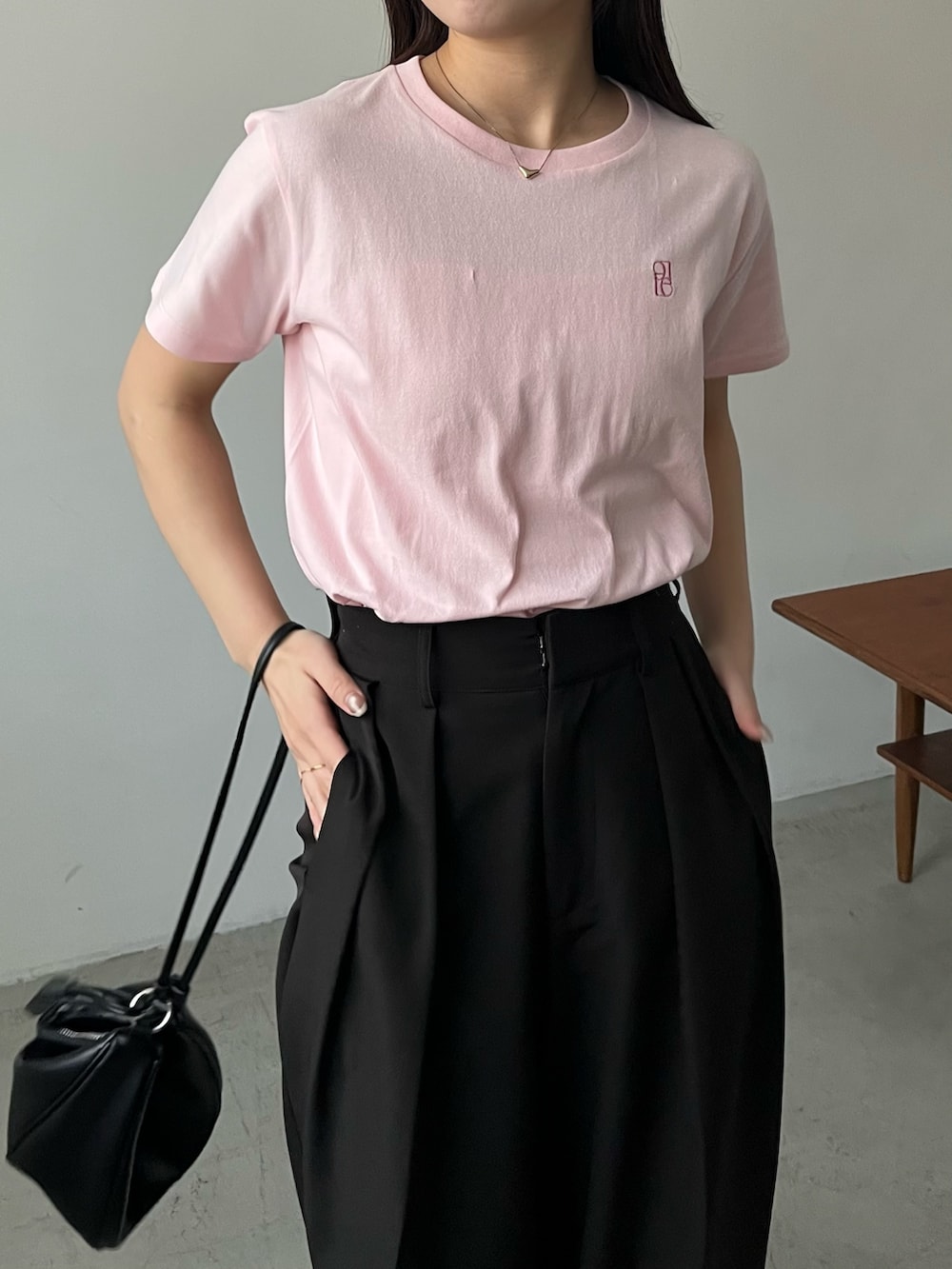 ピンク系のTシャツ/カットソー、ブラック系のその他パンツを着用したレディースの春コーディネートの2枚目の写真