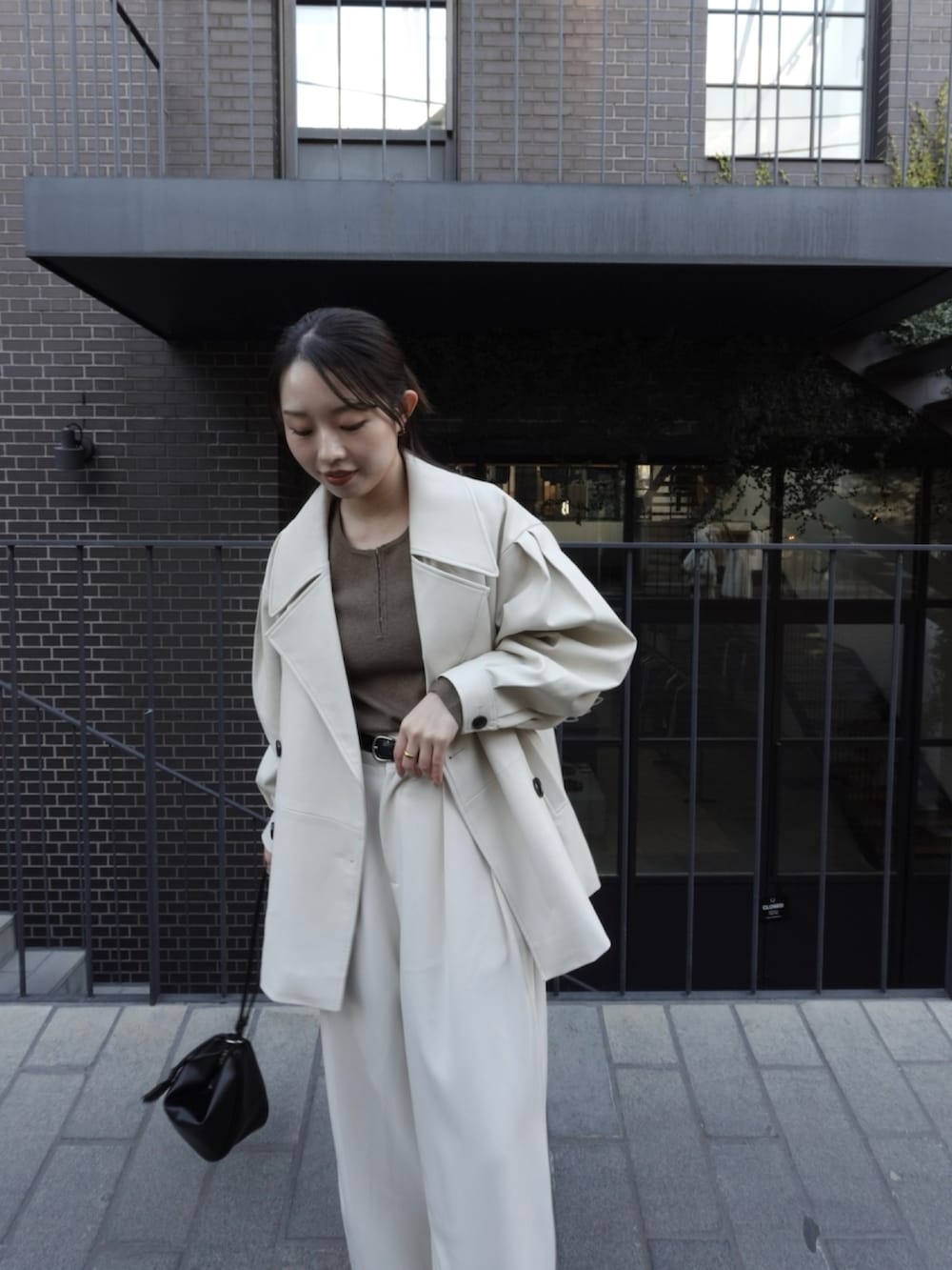 ホワイト系のその他アウター、ホワイト系のその他パンツ、ブラック系のローファーを着用したレディースの春コーディネートの2枚目の写真