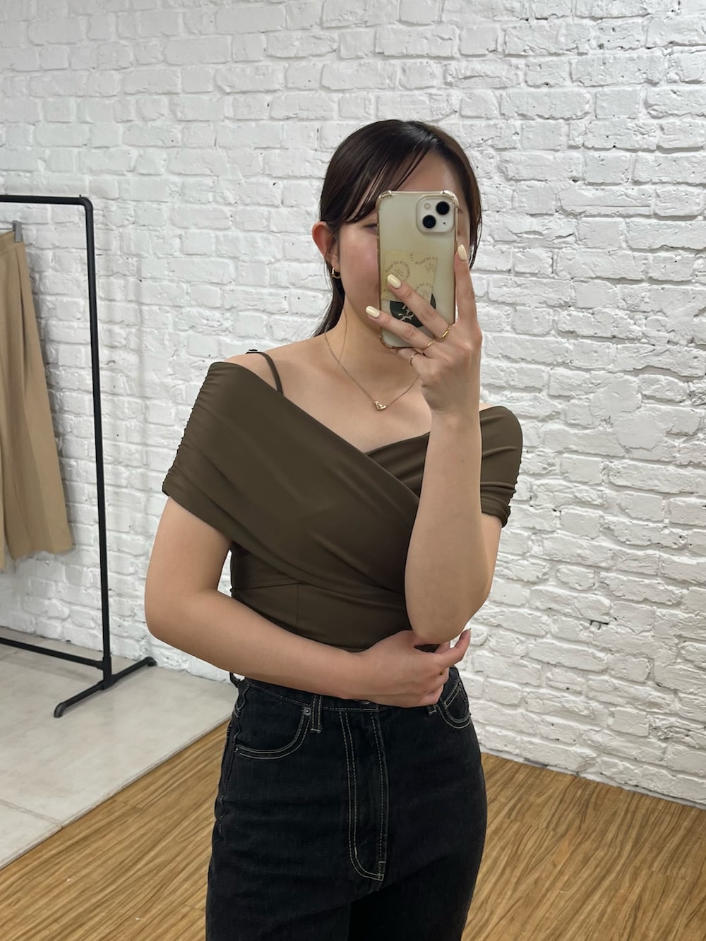 ブラック系のデニムパンツ、ブラウン系の水着を着用したレディースの春コーディネートの2枚目の写真