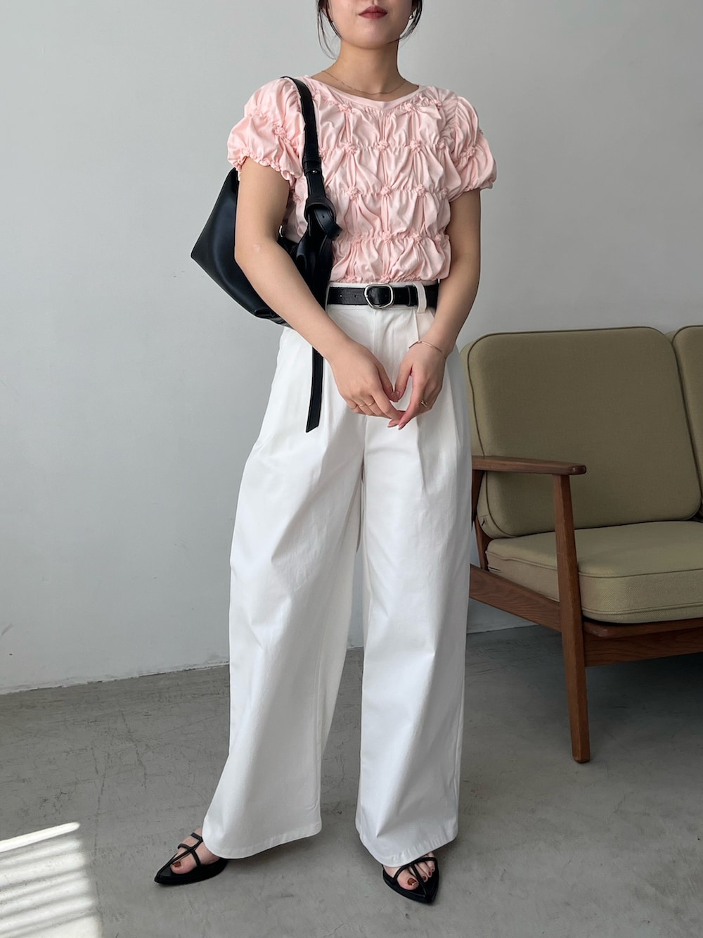ピンク系のTシャツ/カットソー、ホワイト系のその他パンツ、ブラック系のサンダルを着用したレディースの春コーディネートの2枚目の写真