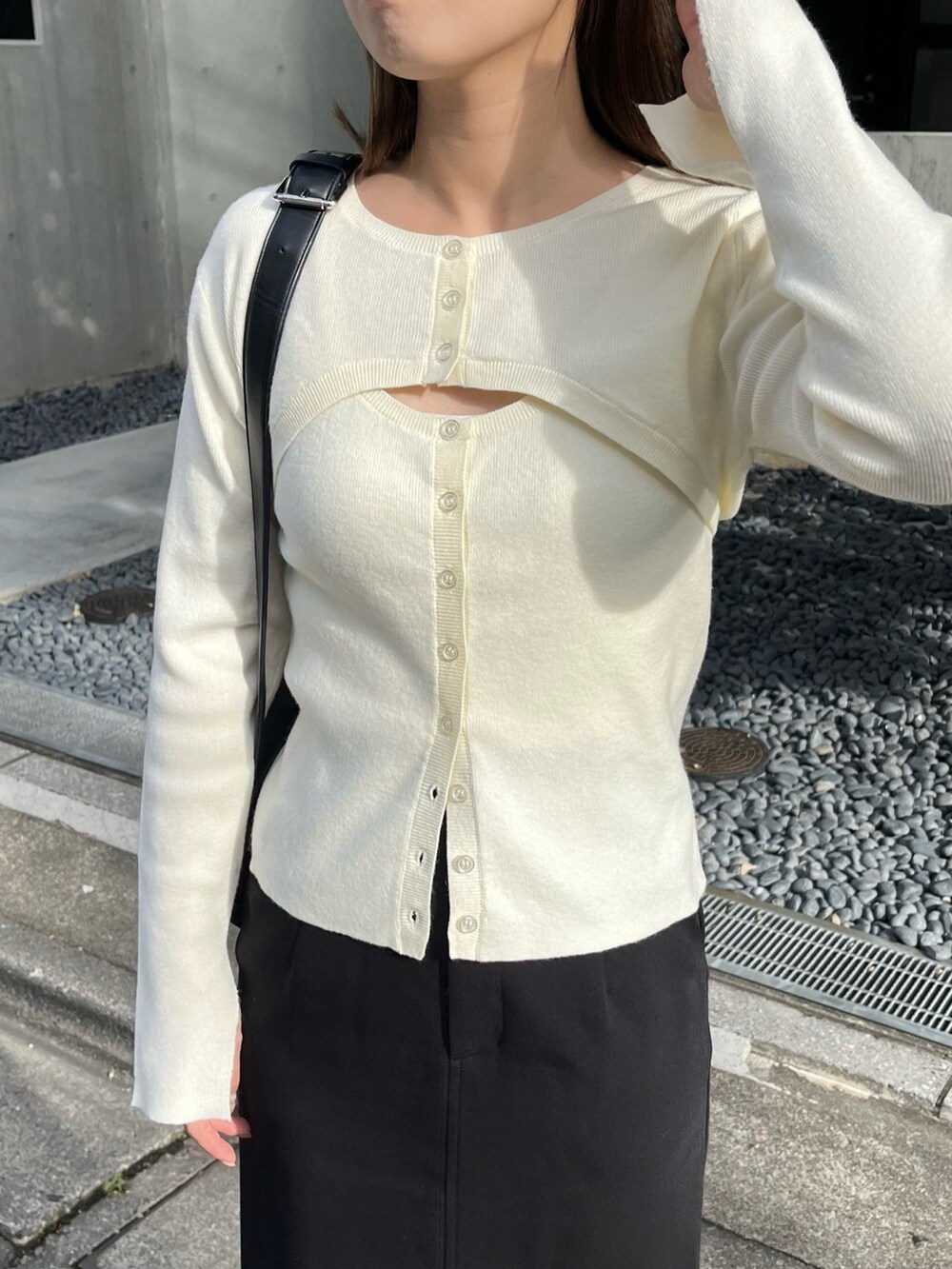 ホワイト系のニット/セーター、ブラック系のショルダーバッグ、ブラック系のスカートを着用したレディースの秋コーディネートの4枚目の写真