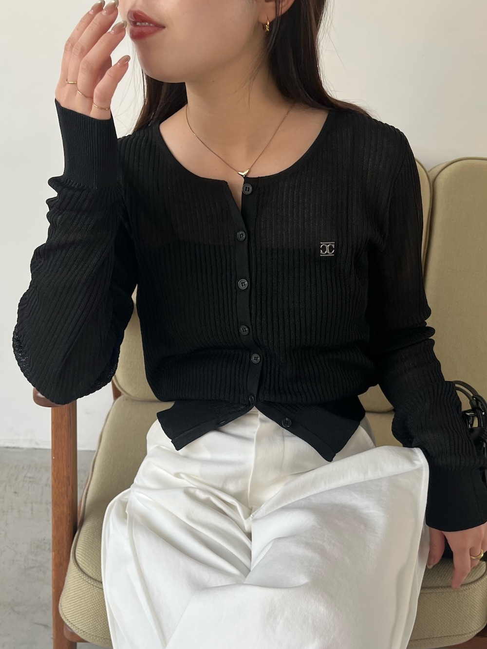 ブラック系のカーディガン/ボレロ、ホワイト系のその他パンツ、ブラック系のパンプスを着用したレディースの春コーディネートの3枚目の写真