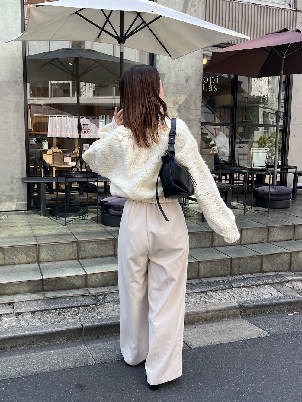 ホワイト系のニット/セーター、ホワイト系のその他パンツ、ブラック系のパンプスを着用したレディースの夏コーディネートの5枚目の写真