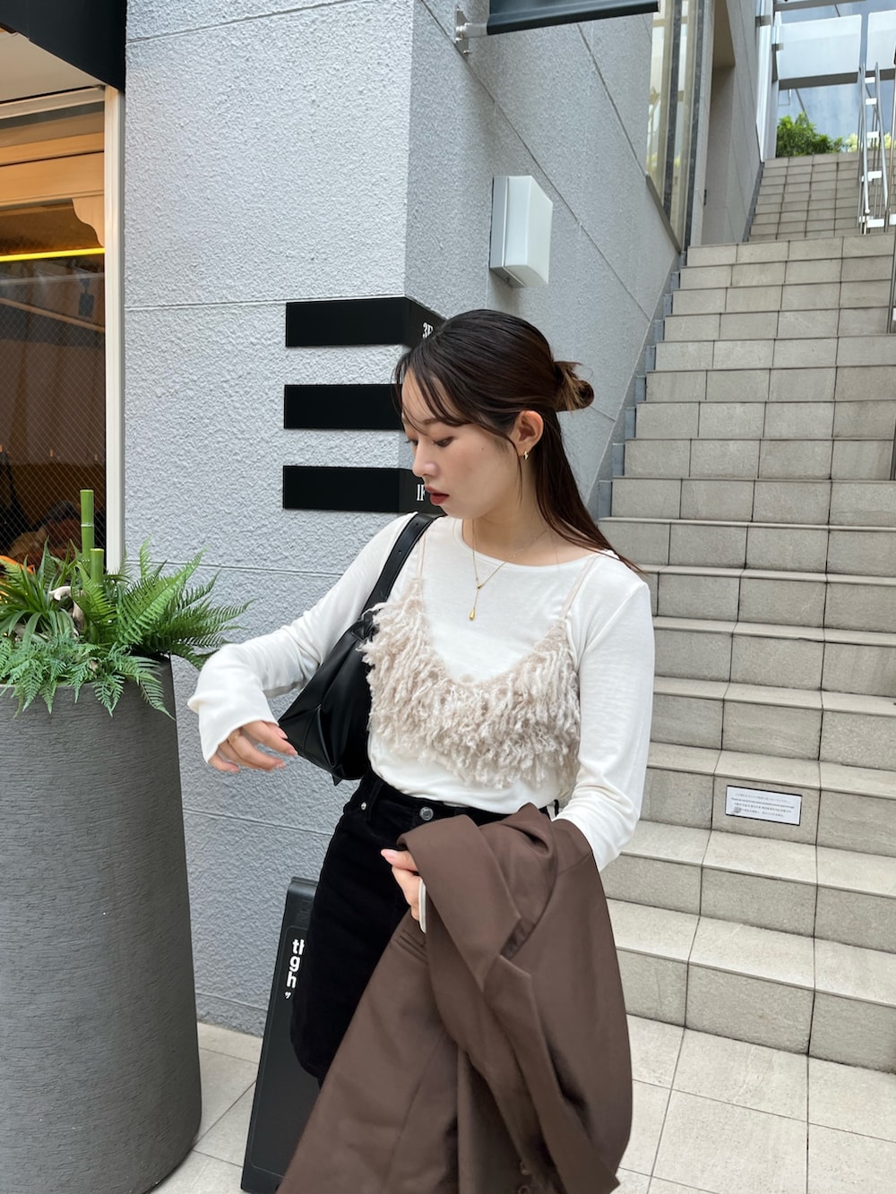 ベージュ系のTシャツ/カットソー、ブラック系のスカート、ブラック系のその他パンツを着用したレディースの夏コーディネートの5枚目の写真