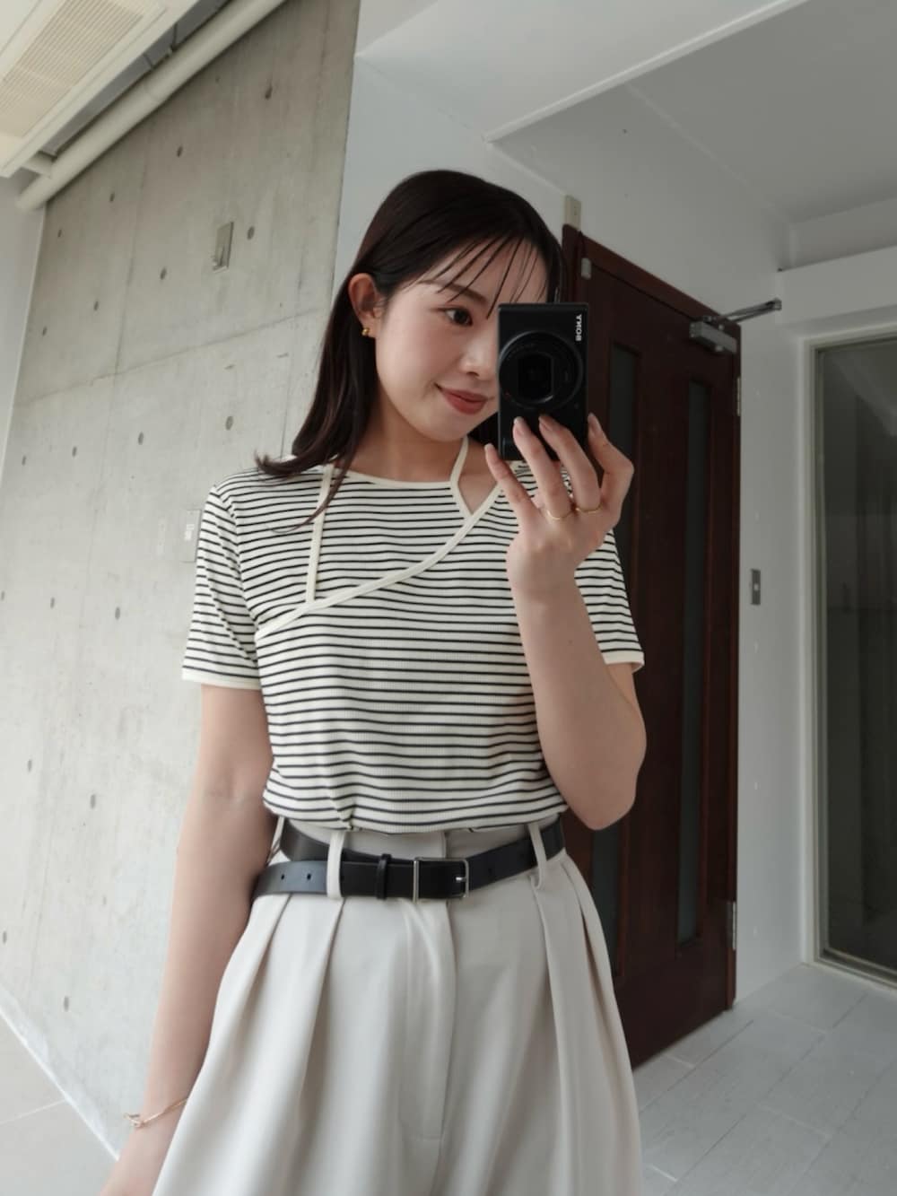 ホワイト系のTシャツ/カットソー、ホワイト系のその他パンツ、ブラック系のサンダルを着用したレディースの夏コーディネートの5枚目の写真