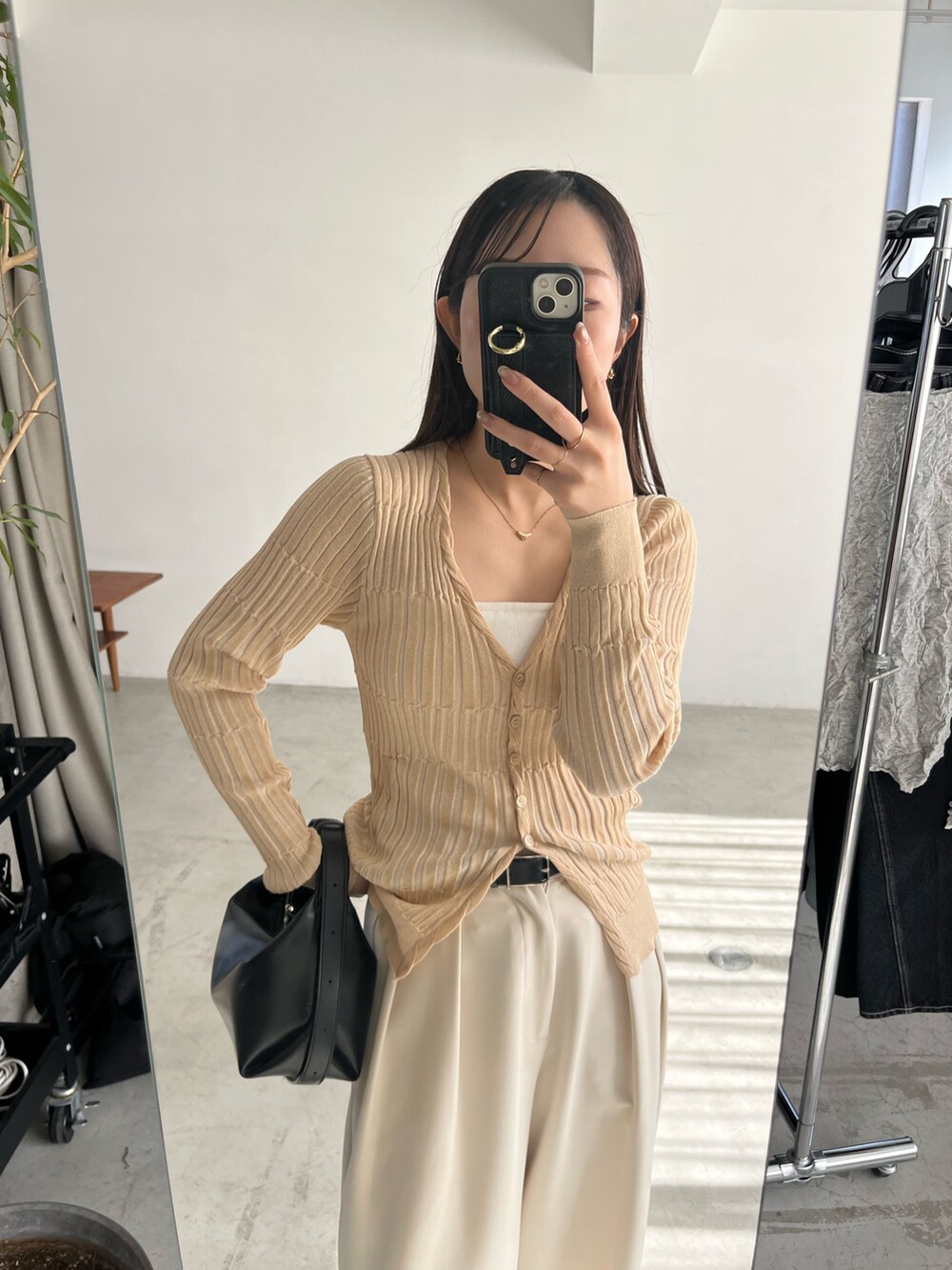 ホワイト系のその他パンツ、ブラック系のショルダーバッグ、ベージュ系のカーディガン/ボレロを着用したレディースの春コーディネートの4枚目の写真