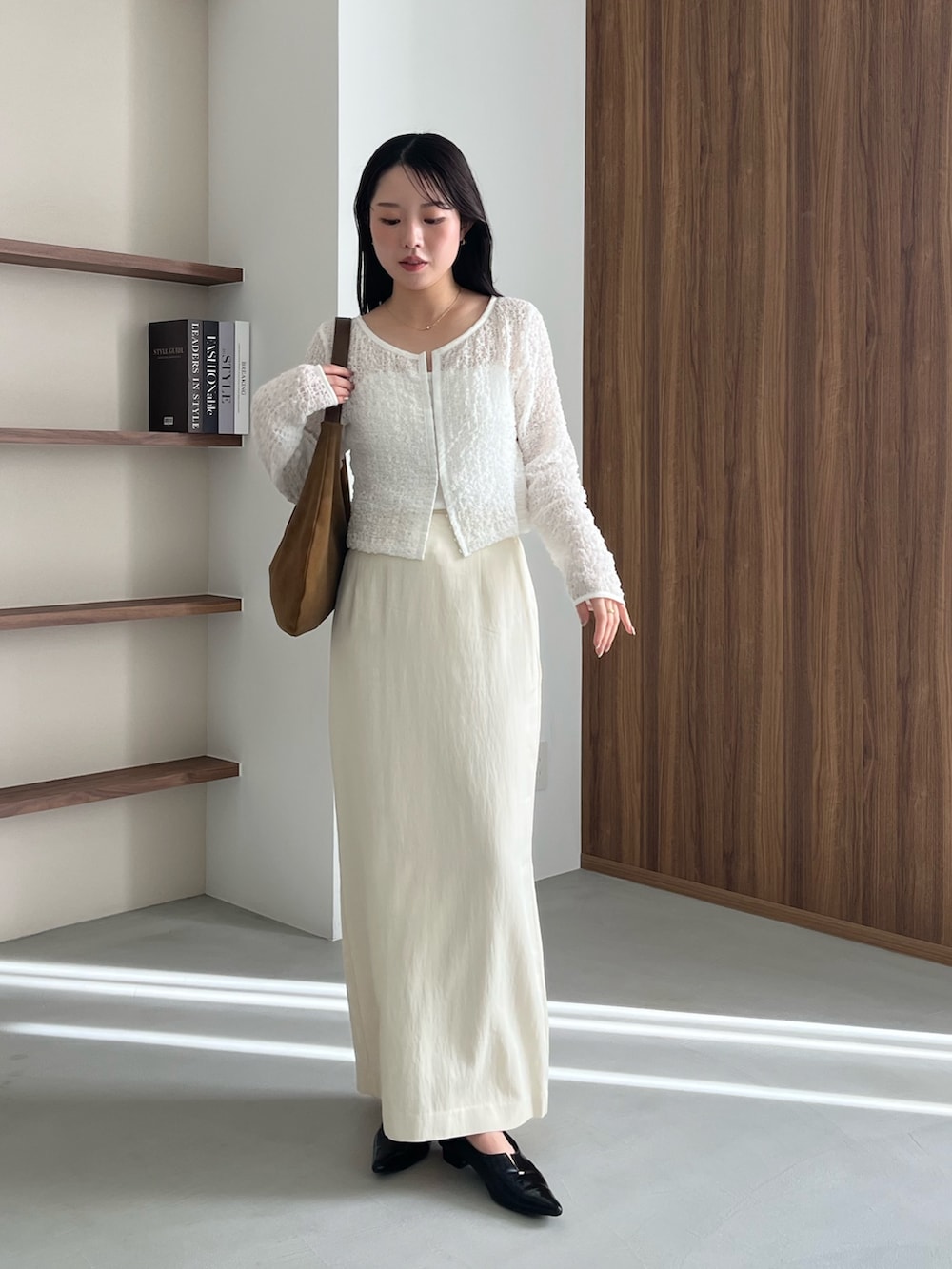 ホワイト系のシャツ/ブラウス、ホワイト系のスカート、ブラック系のパンプスを着用したレディースの春コーディネートの4枚目の写真