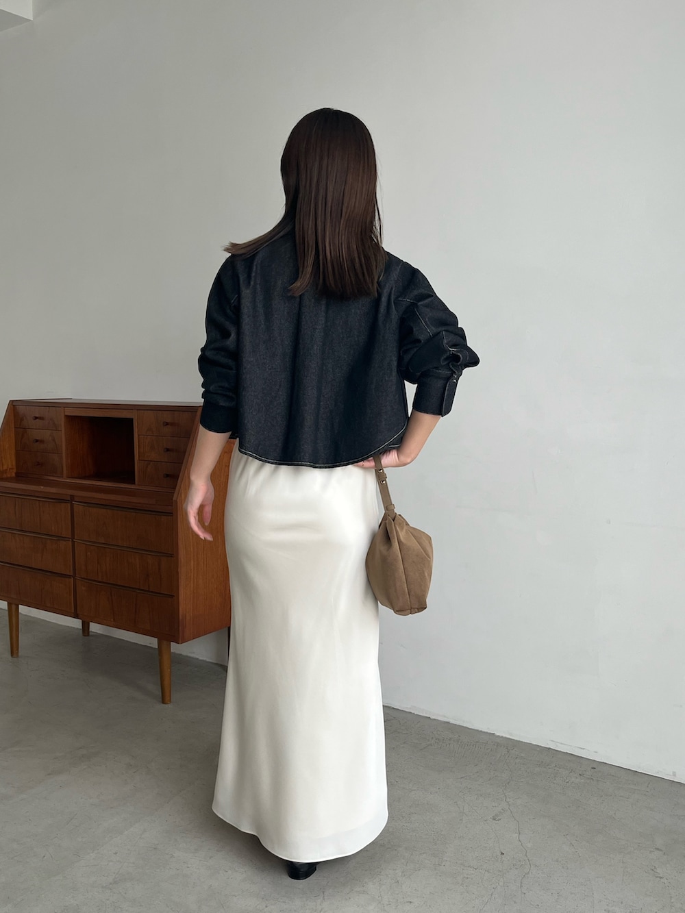 ブラック系のシャツ/ブラウス、ホワイト系のスカート、ブラック系のパンプスを着用したレディースの夏コーディネートの5枚目の写真