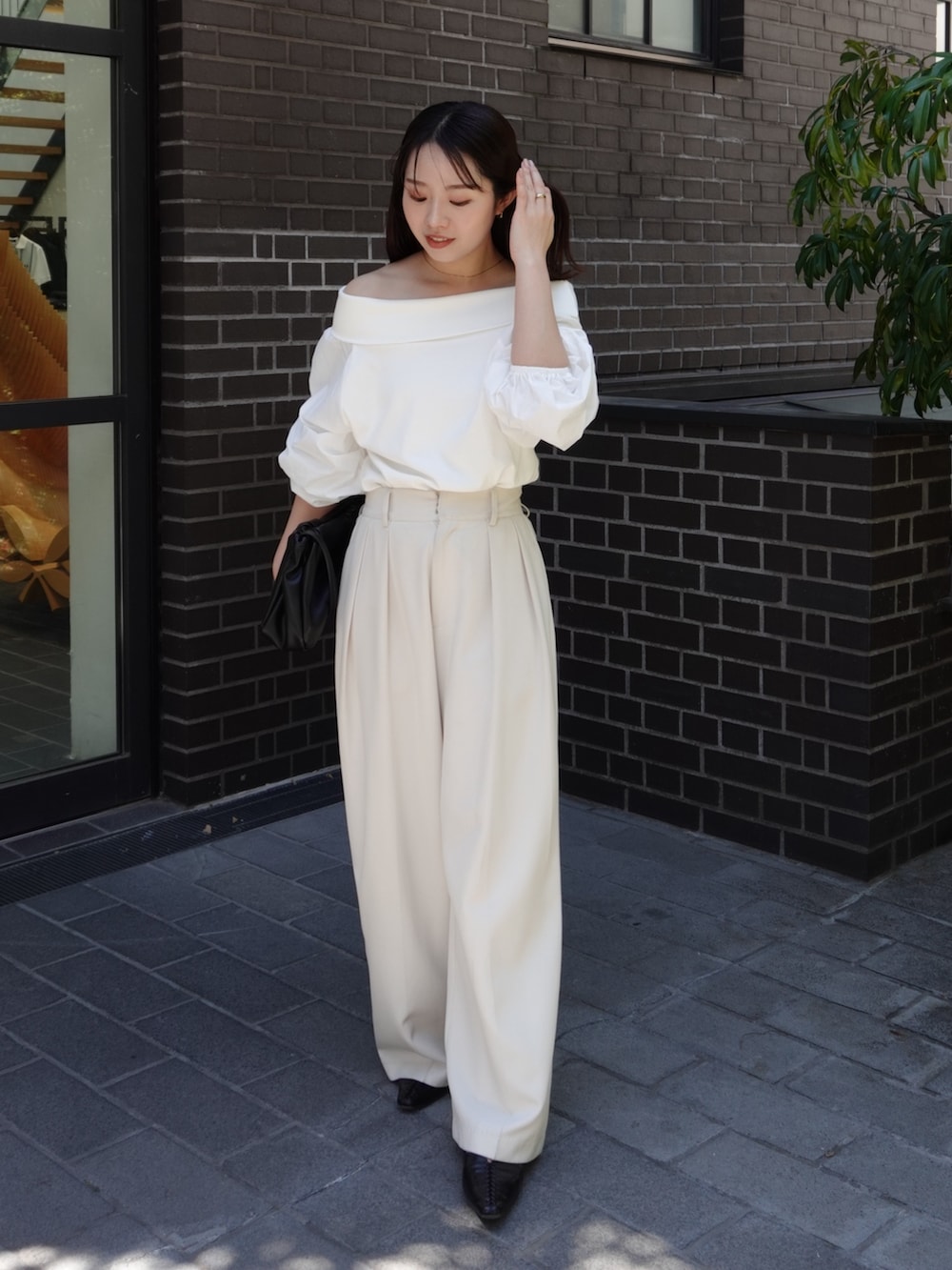 ホワイト系のTシャツ/カットソー、ホワイト系のその他パンツ、ブラック系のショルダーバッグを着用したレディースの夏コーディネートの4枚目の写真