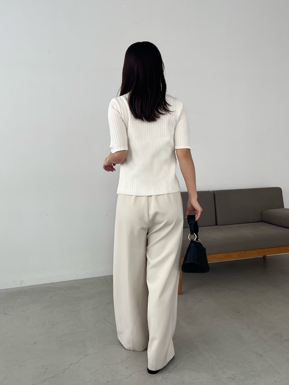 ホワイト系のカーディガン/ボレロ、ホワイト系のその他パンツ、ブラック系のサンダルを着用したレディースの春コーディネートの4枚目の写真