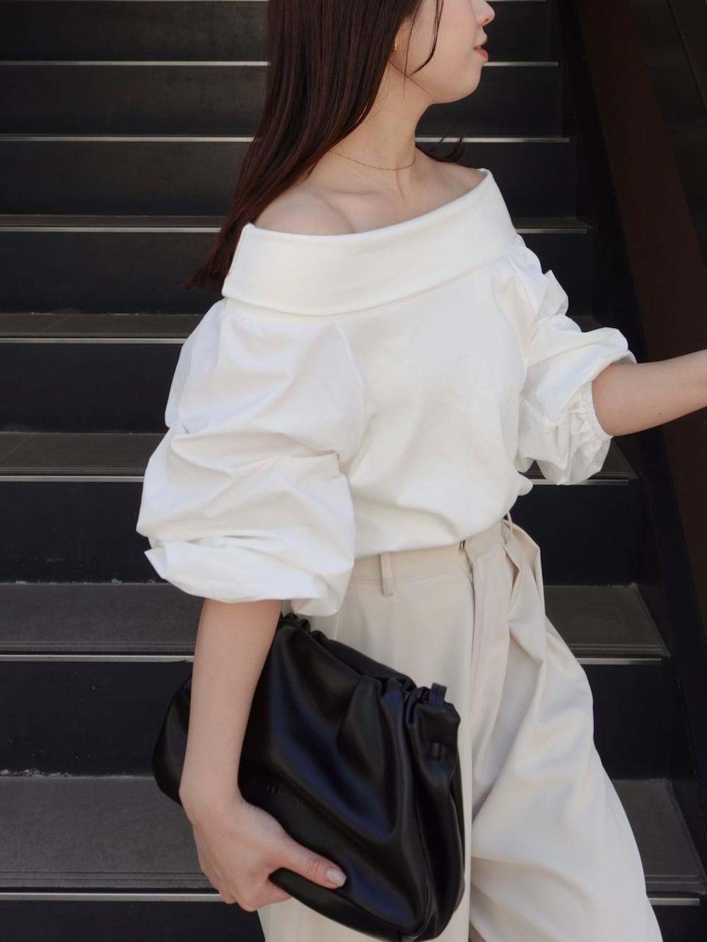ホワイト系のTシャツ/カットソー、ホワイト系のその他パンツ、ブラック系のショルダーバッグを着用したレディースの夏コーディネートの3枚目の写真
