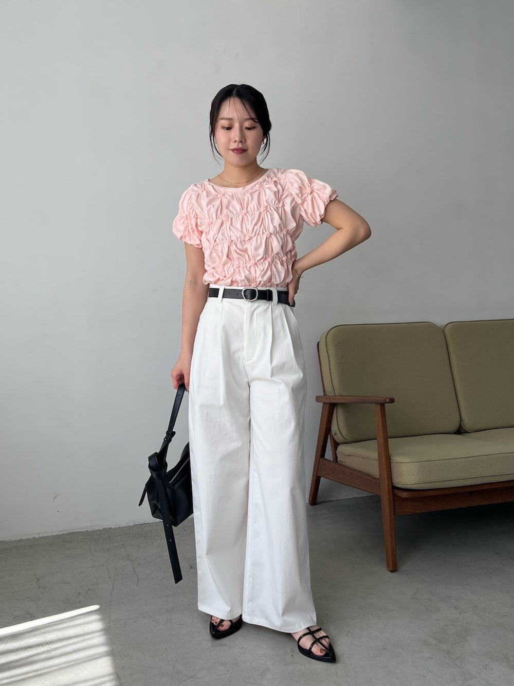 ピンク系のTシャツ/カットソー、ホワイト系のその他パンツ、ブラック系のサンダルを着用したレディースの春コーディネートの7枚目の写真