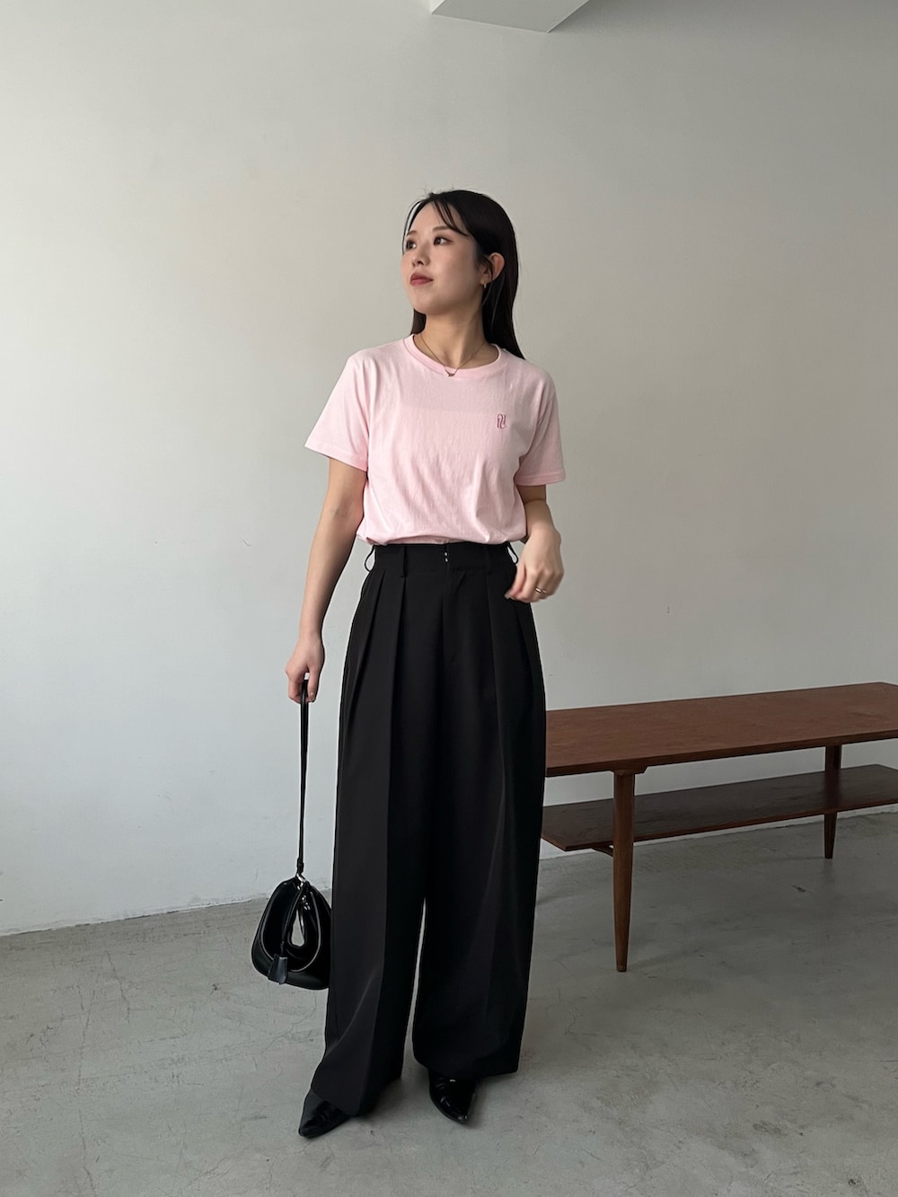 ピンク系のTシャツ/カットソー、ブラック系のその他パンツを着用したレディースの春コーディネートの4枚目の写真