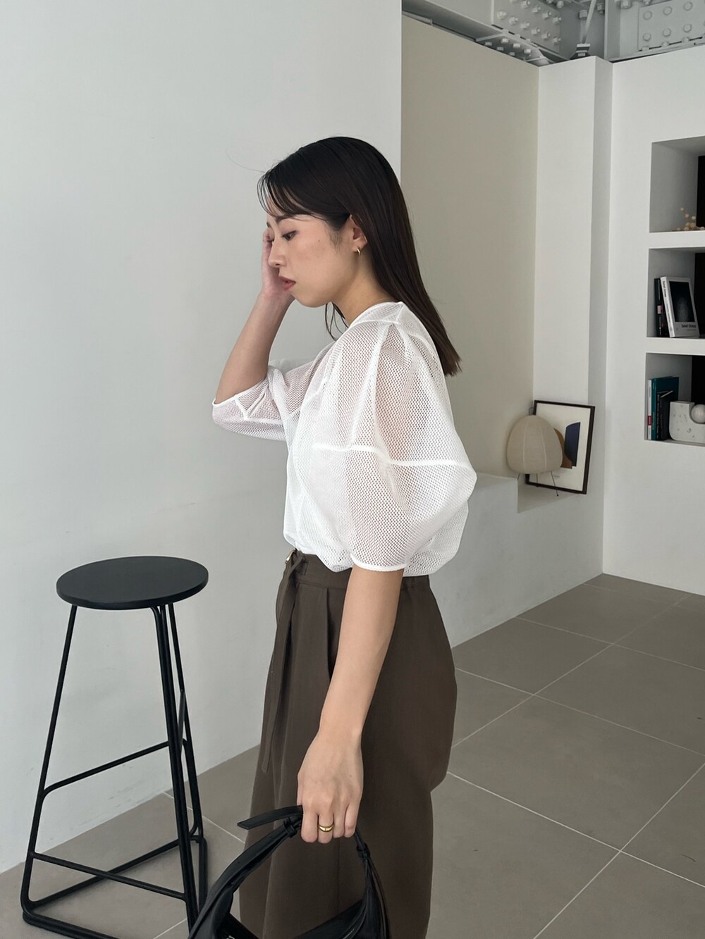 ホワイト系のシャツ/ブラウス、ブラウン系のその他パンツ、ブラック系のパンプスを着用したレディースの夏コーディネートの4枚目の写真