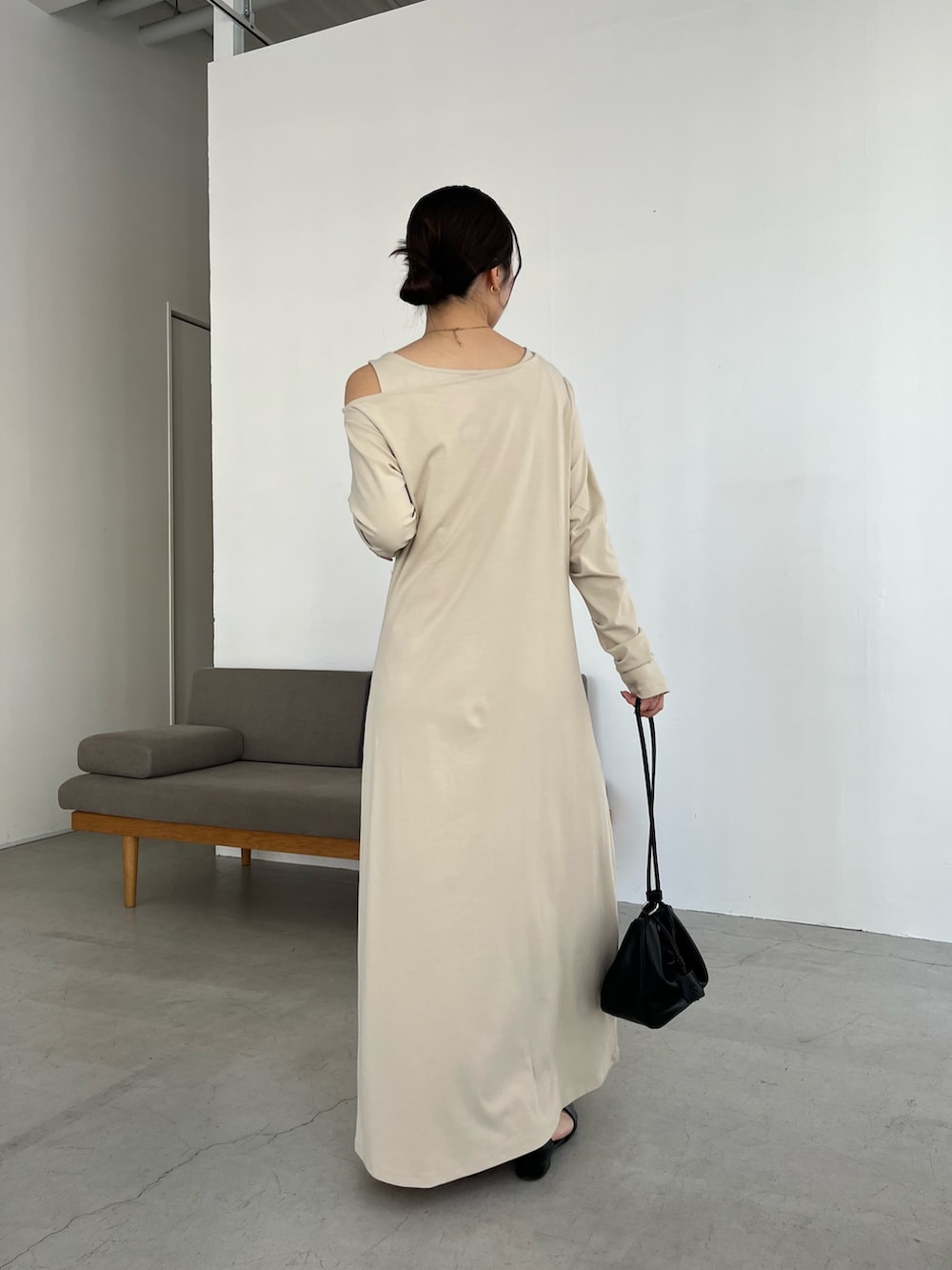 ベージュ系のワンピース、ブラック系のパンプスを着用したレディースの春コーディネートの5枚目の写真