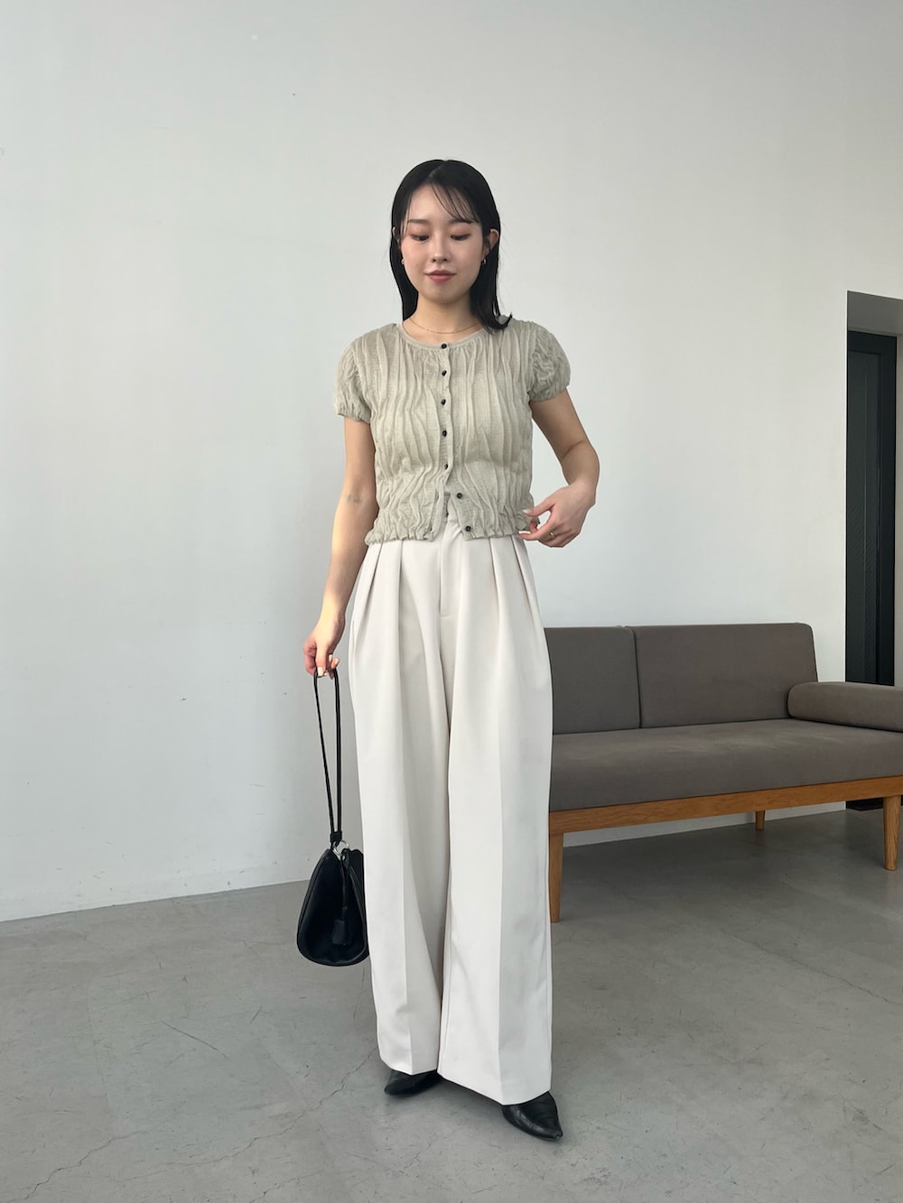 ベージュ系のカーディガン/ボレロ、ホワイト系のその他パンツを着用したレディースの春コーディネートの2枚目の写真