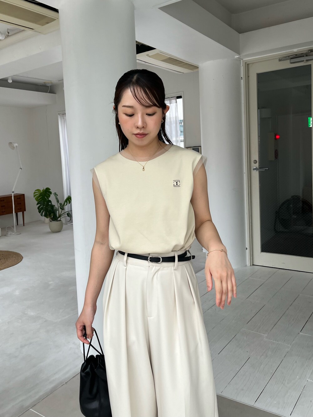 ベージュ系のTシャツ/カットソー、ホワイト系のその他パンツ、ブラック系のサンダルを着用したレディースの夏コーディネートの3枚目の写真