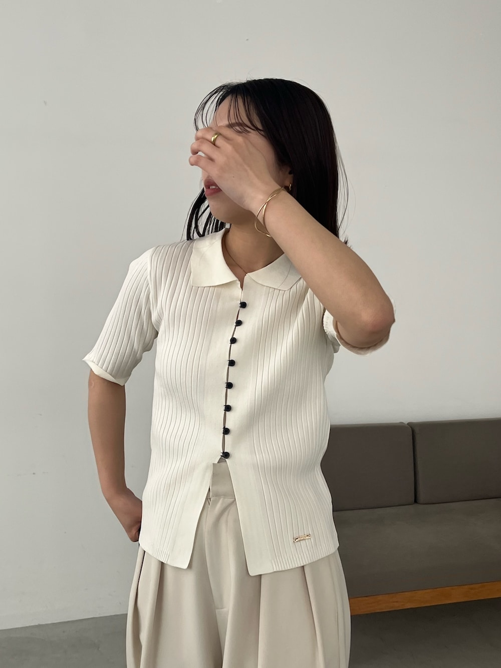 ホワイト系のカーディガン/ボレロ、ホワイト系のその他パンツ、ブラック系のサンダルを着用したレディースの春コーディネートの7枚目の写真