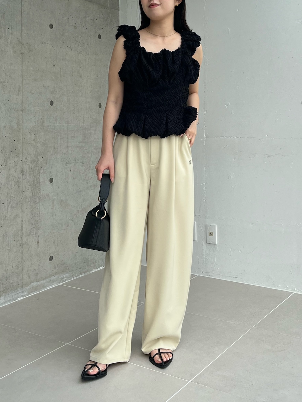 ブラック系のシャツ/ブラウス、イエロー系のその他パンツ、ブラック系のサンダルを着用したレディースの夏コーディネートの2枚目の写真