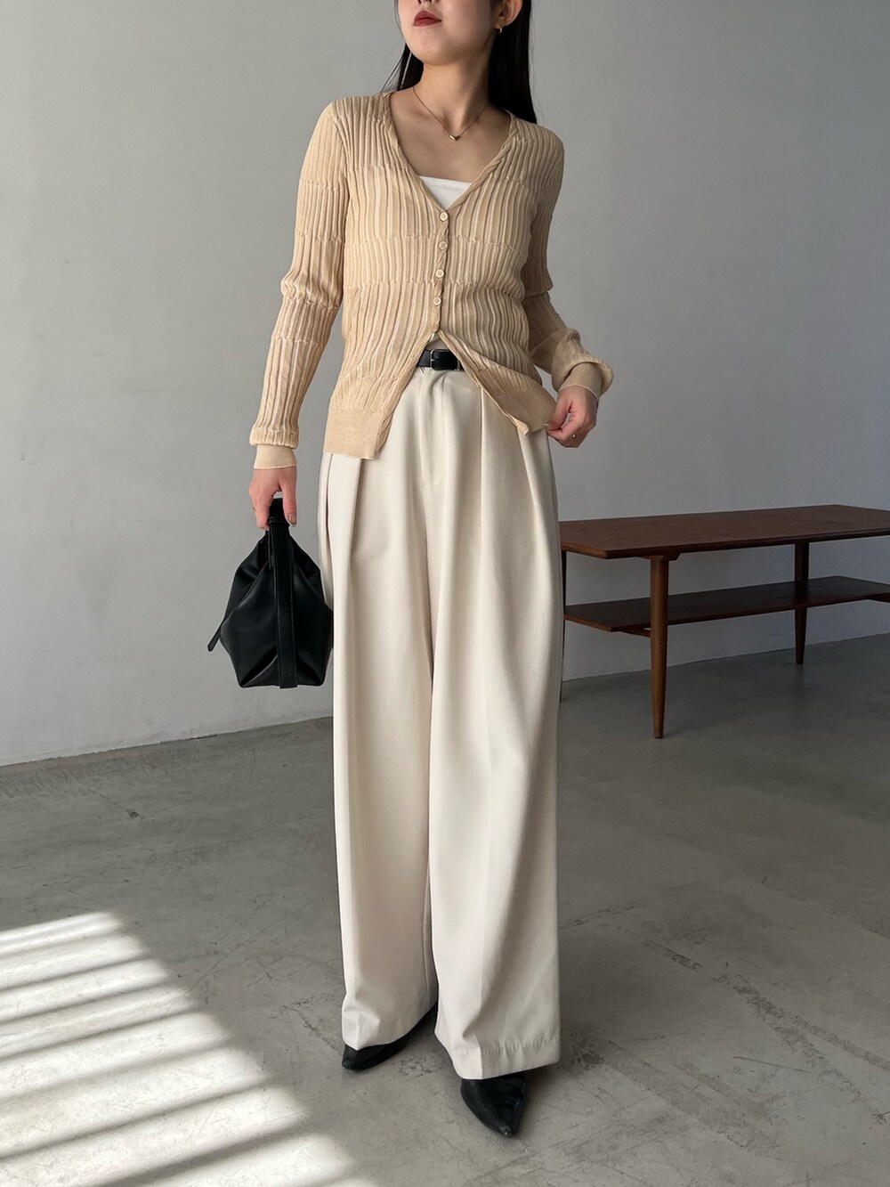 ホワイト系のその他パンツ、ブラック系のショルダーバッグ、ベージュ系のカーディガン/ボレロを着用したレディースの春コーディネートの2枚目の写真