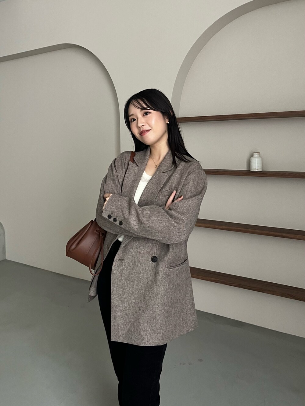 ベージュ系のテーラードジャケット、ブラック系のその他パンツ、ブラック系のパンプスを着用したレディースの秋コーディネートの4枚目の写真