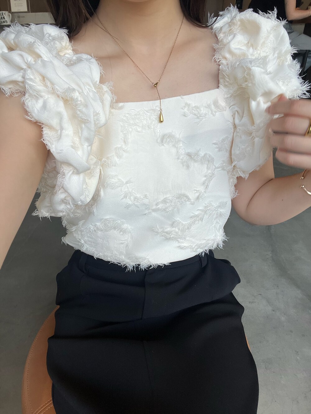 ホワイト系のシャツ/ブラウス、ブラック系のスカート、ブラック系のサンダルを着用したレディースの夏コーディネートの3枚目の写真