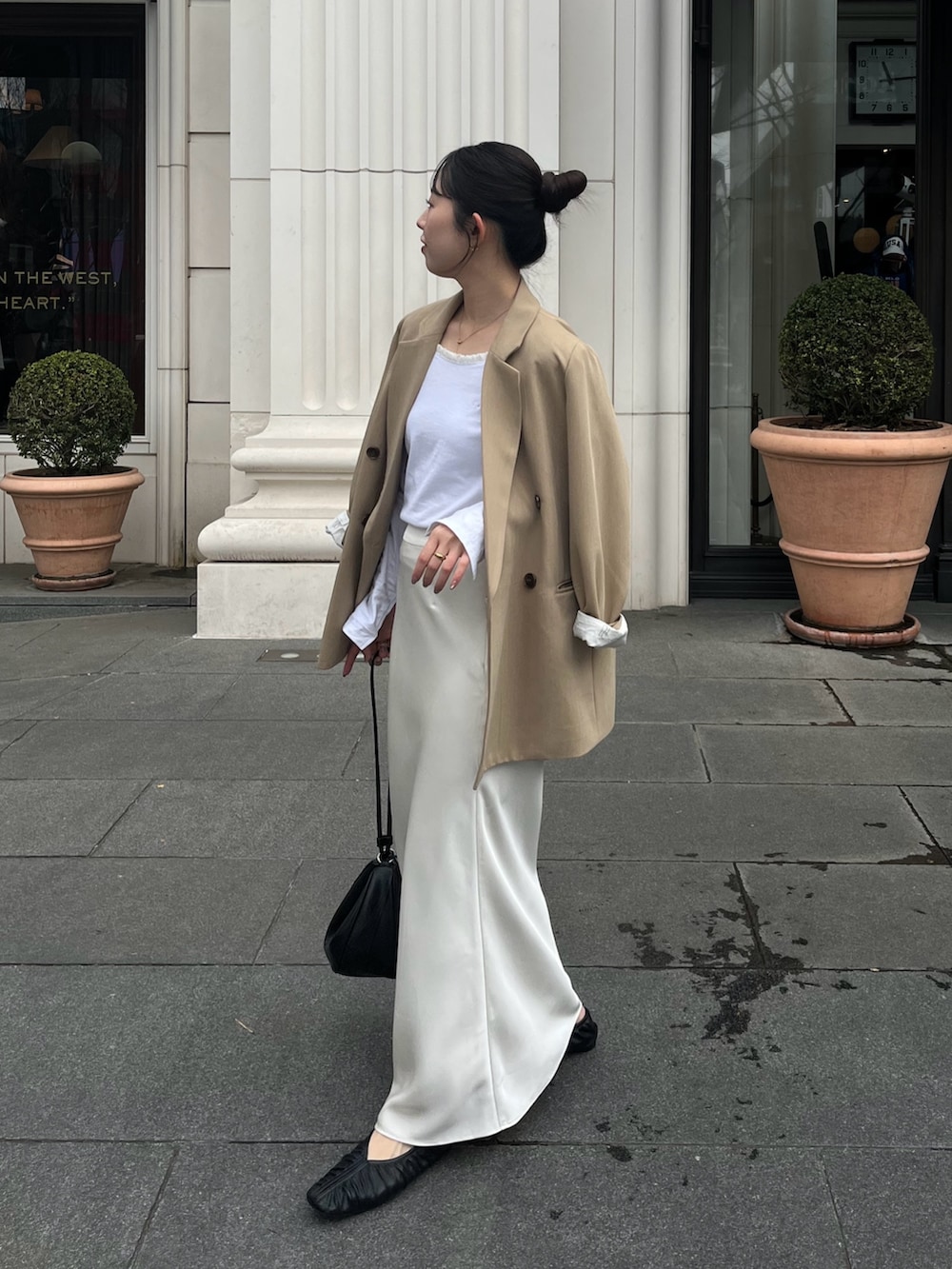 ホワイト系のTシャツ/カットソー、ベージュ系のテーラードジャケット、ホワイト系のスカートを着用したレディースの春コーディネートの4枚目の写真