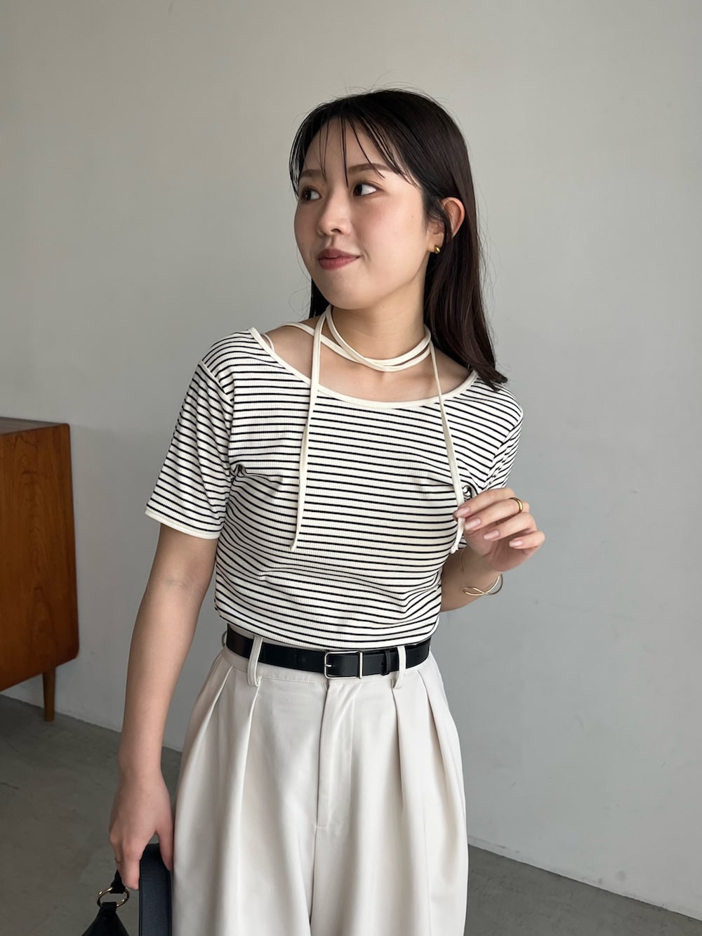 ホワイト系のTシャツ/カットソー、ホワイト系のその他パンツ、ブラック系のサンダルを着用したレディースの夏コーディネートの3枚目の写真