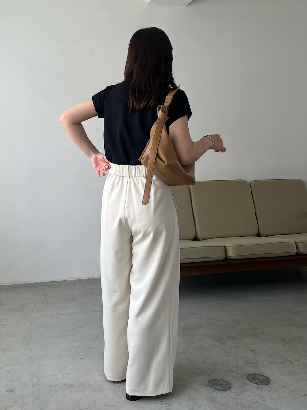ブラック系のニット/セーター、ホワイト系のその他パンツ、ブラック系のサンダルを着用したレディースの夏コーディネートの4枚目の写真