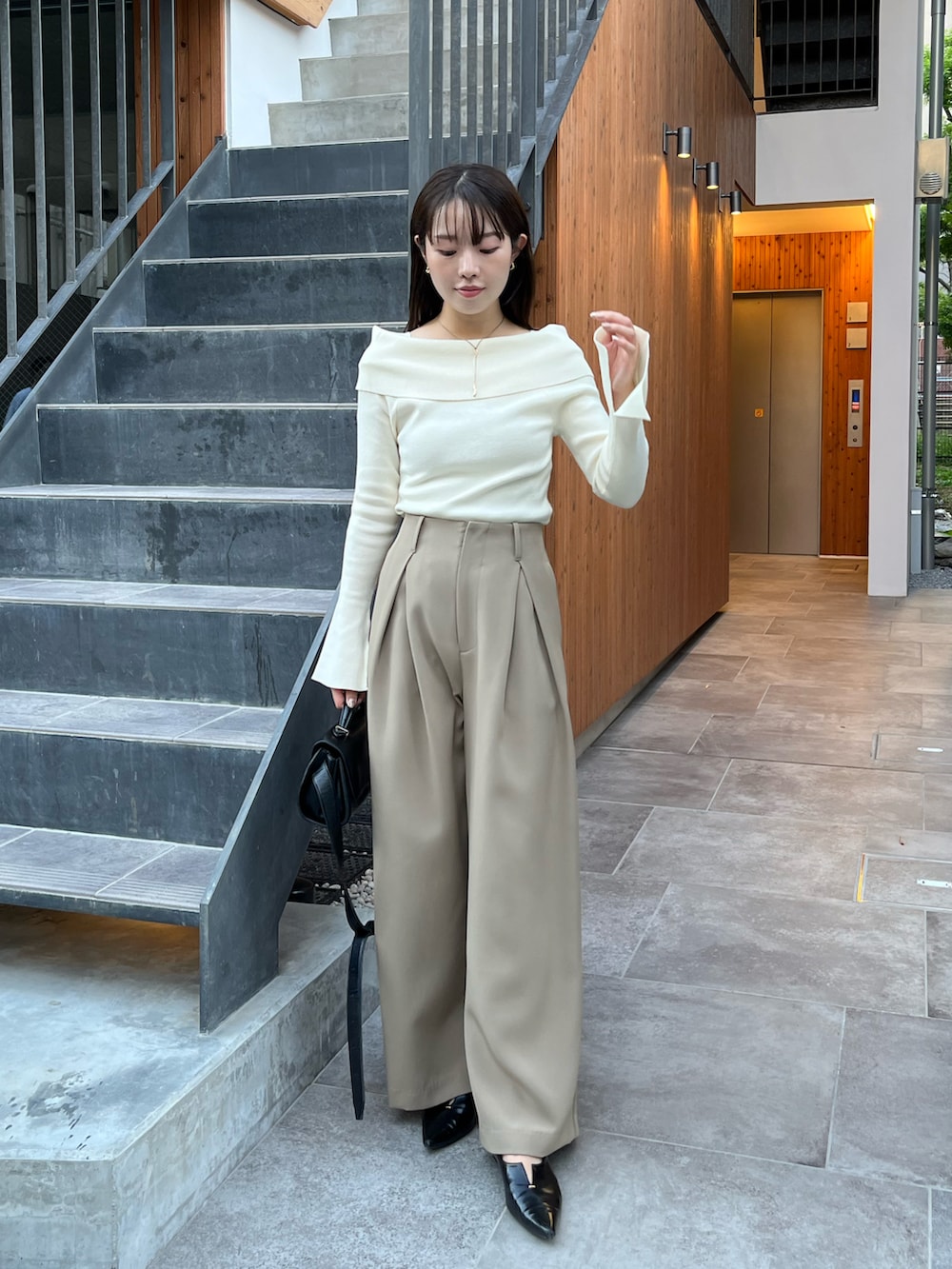 ホワイト系のニット/セーター、ベージュ系のその他パンツ、ブラック系のパンプスを着用したレディースの秋コーディネートの3枚目の写真