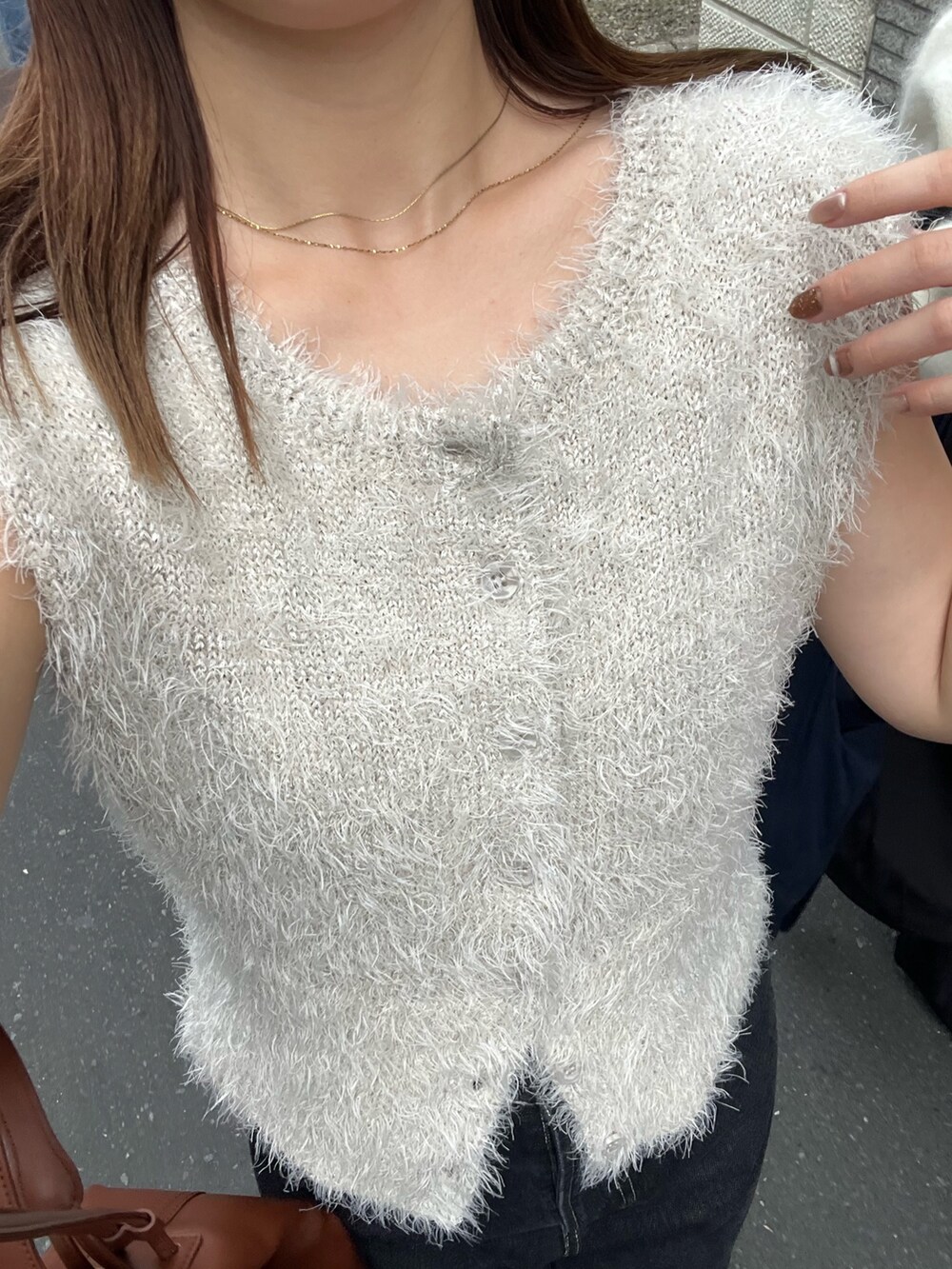 ベージュ系のニット/セーター、ブラック系のデニムパンツ、ブラック系のパンプスを着用したレディースの秋コーディネートの4枚目の写真