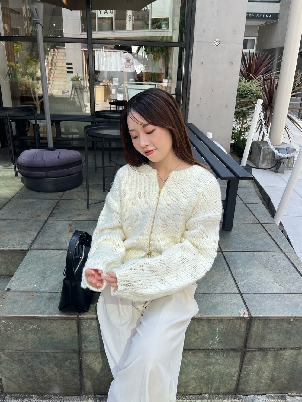 ホワイト系のニット/セーター、ホワイト系のその他パンツ、ブラック系のパンプスを着用したレディースの夏コーディネートの6枚目の写真