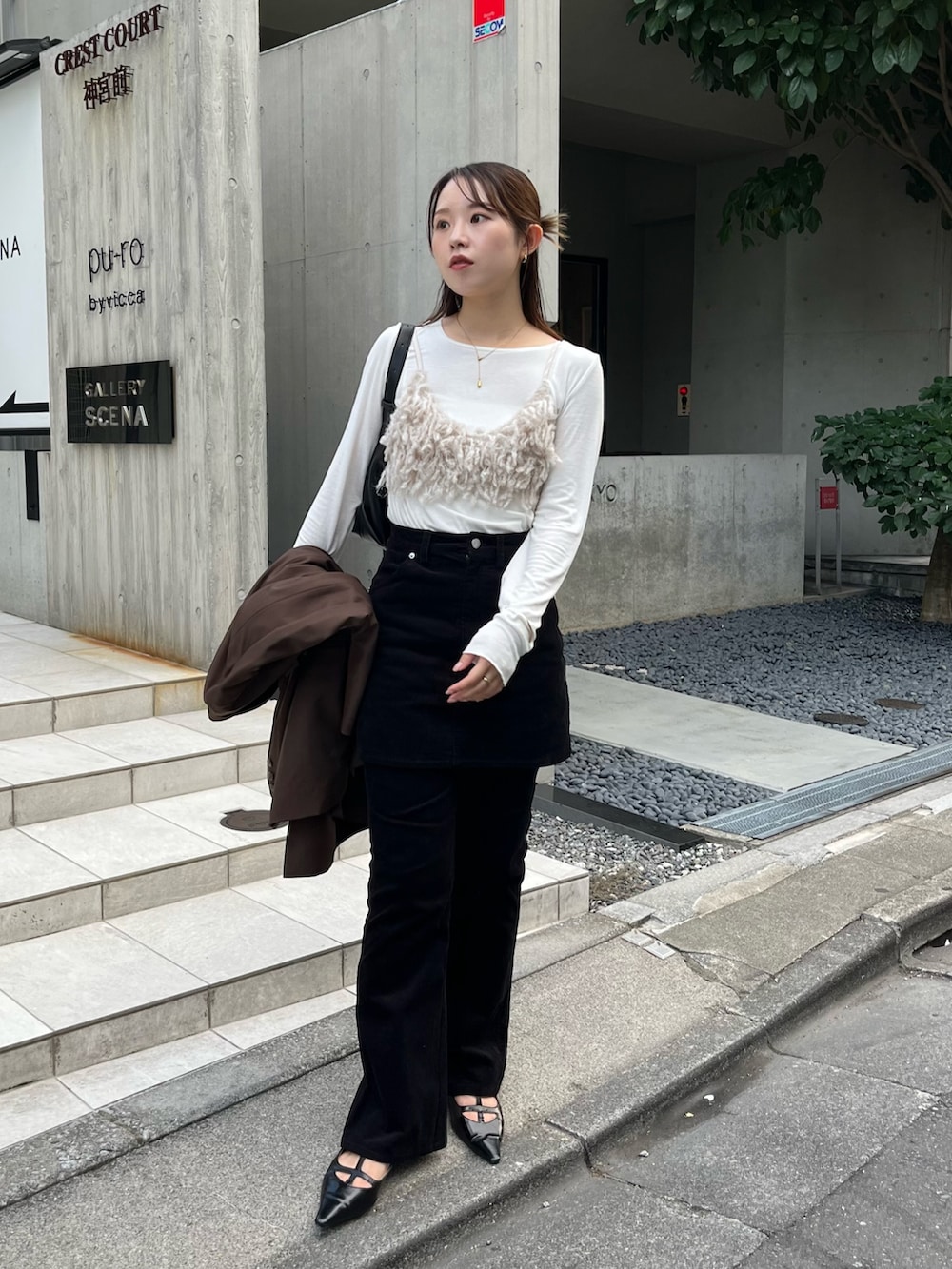 ベージュ系のTシャツ/カットソー、ブラック系のスカート、ブラック系のその他パンツを着用したレディースの夏コーディネートの2枚目の写真