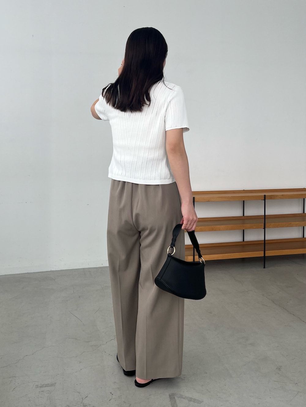 ホワイト系のカーディガン/ボレロ、ベージュ系のその他パンツ、ブラック系のサンダルを着用したレディースの夏コーディネートの4枚目の写真